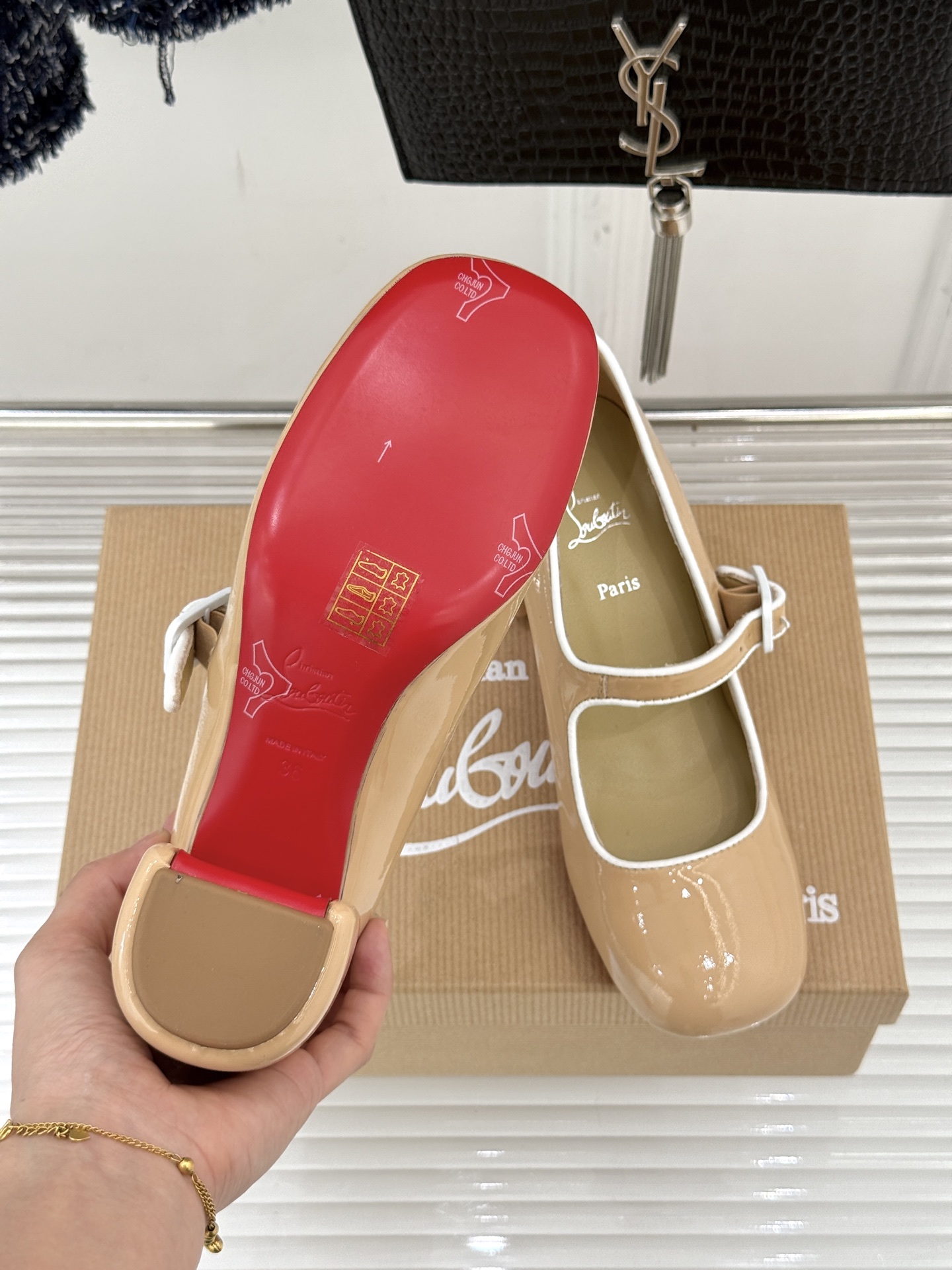 Christian Louboutin/CL26WF新品圆头粗跟玛丽珍鞋将法式浪漫与叛逆基因熔于一体。标