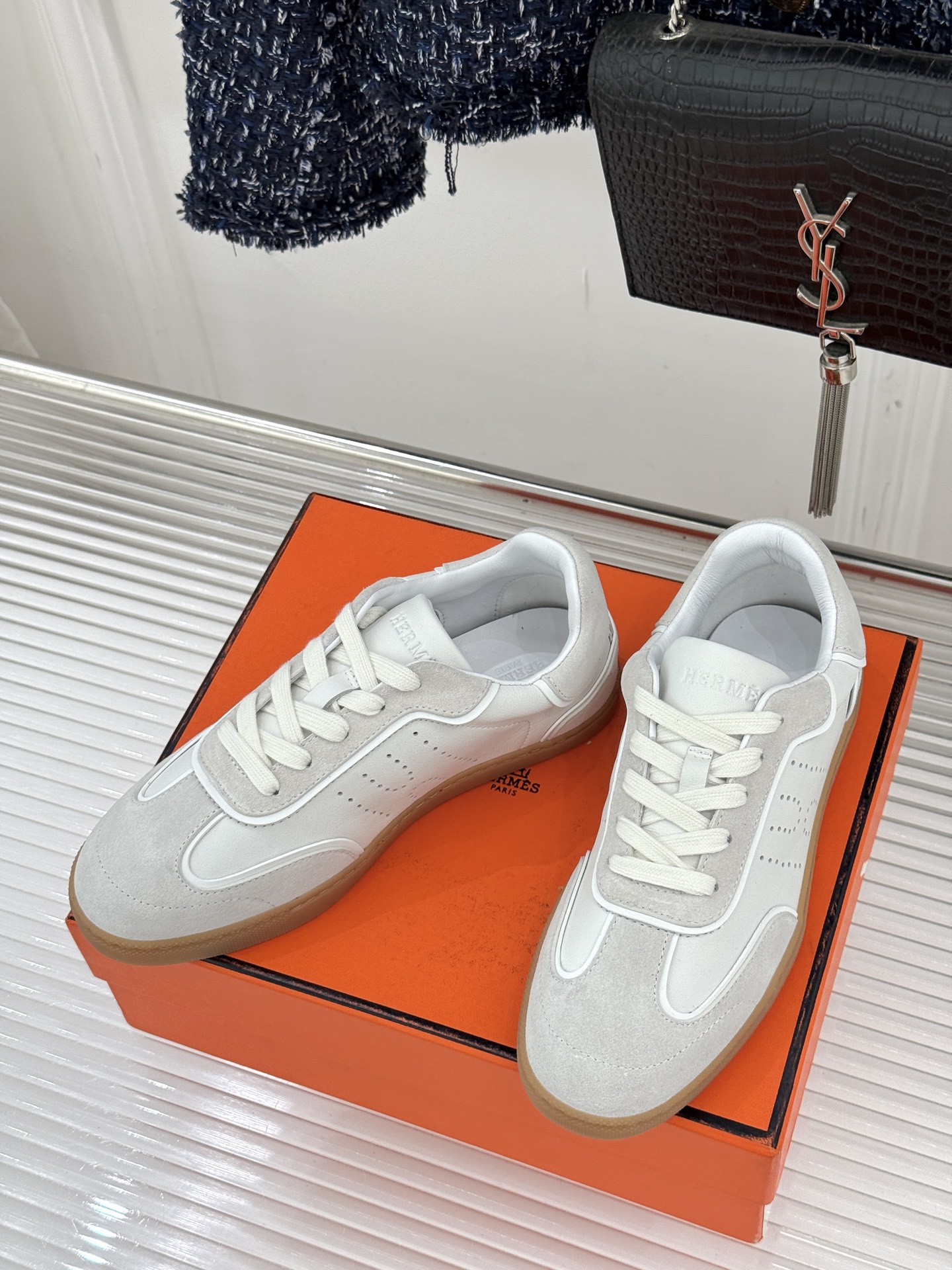 男码300Hermès/爱马仕26WF早春新品情侣款H休闲德训鞋把法式奢华藏进日常松弛感里。标志性H标低