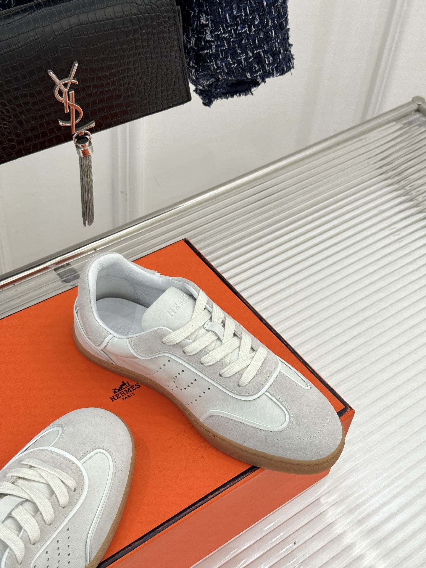 男码300Hermès/爱马仕26WF早春新品情侣款H休闲德训鞋把法式奢华藏进日常松弛感里。标志性H标低