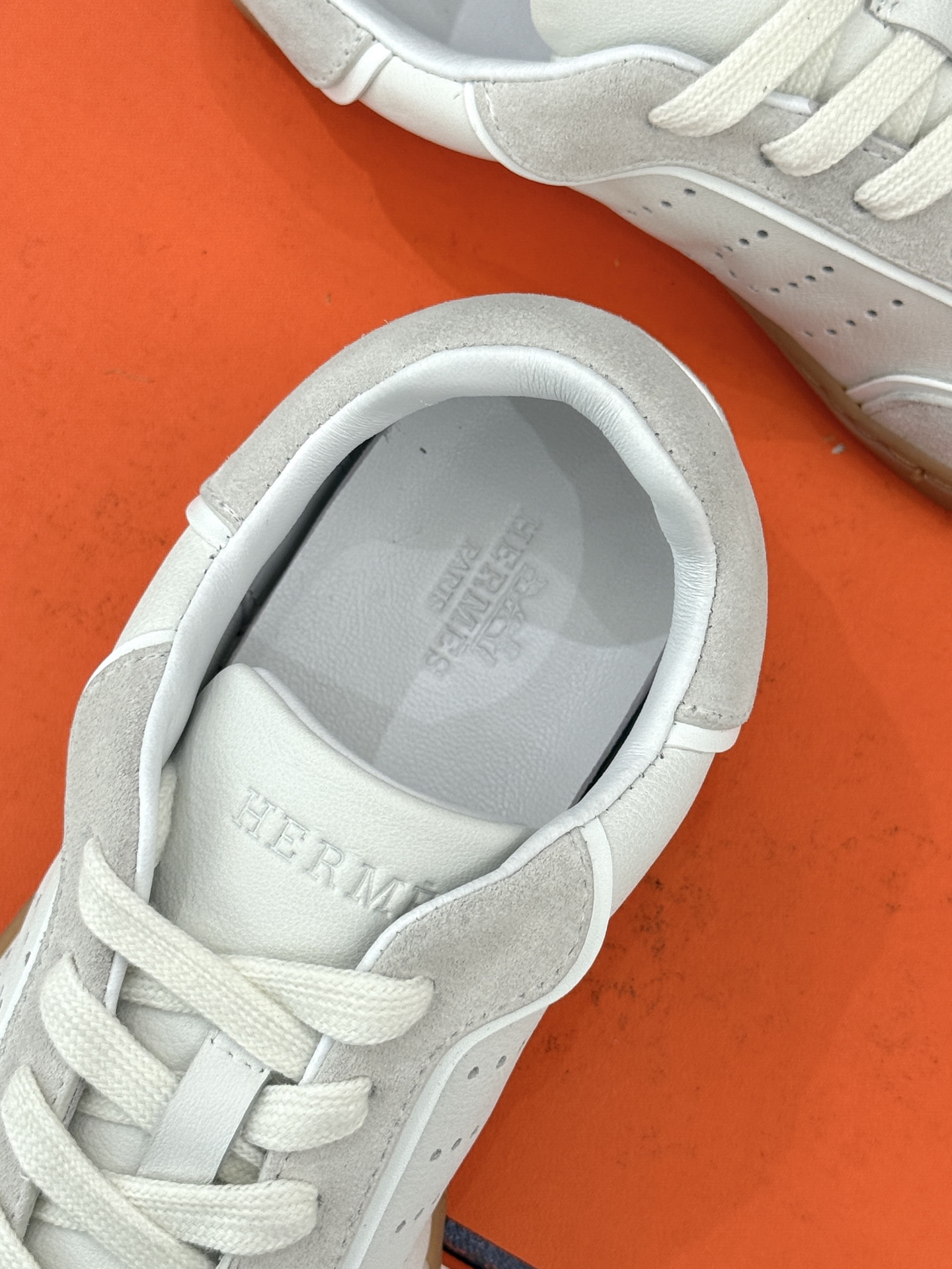 男码300Hermès/爱马仕26WF早春新品情侣款H休闲德训鞋把法式奢华藏进日常松弛感里。标志性H标低