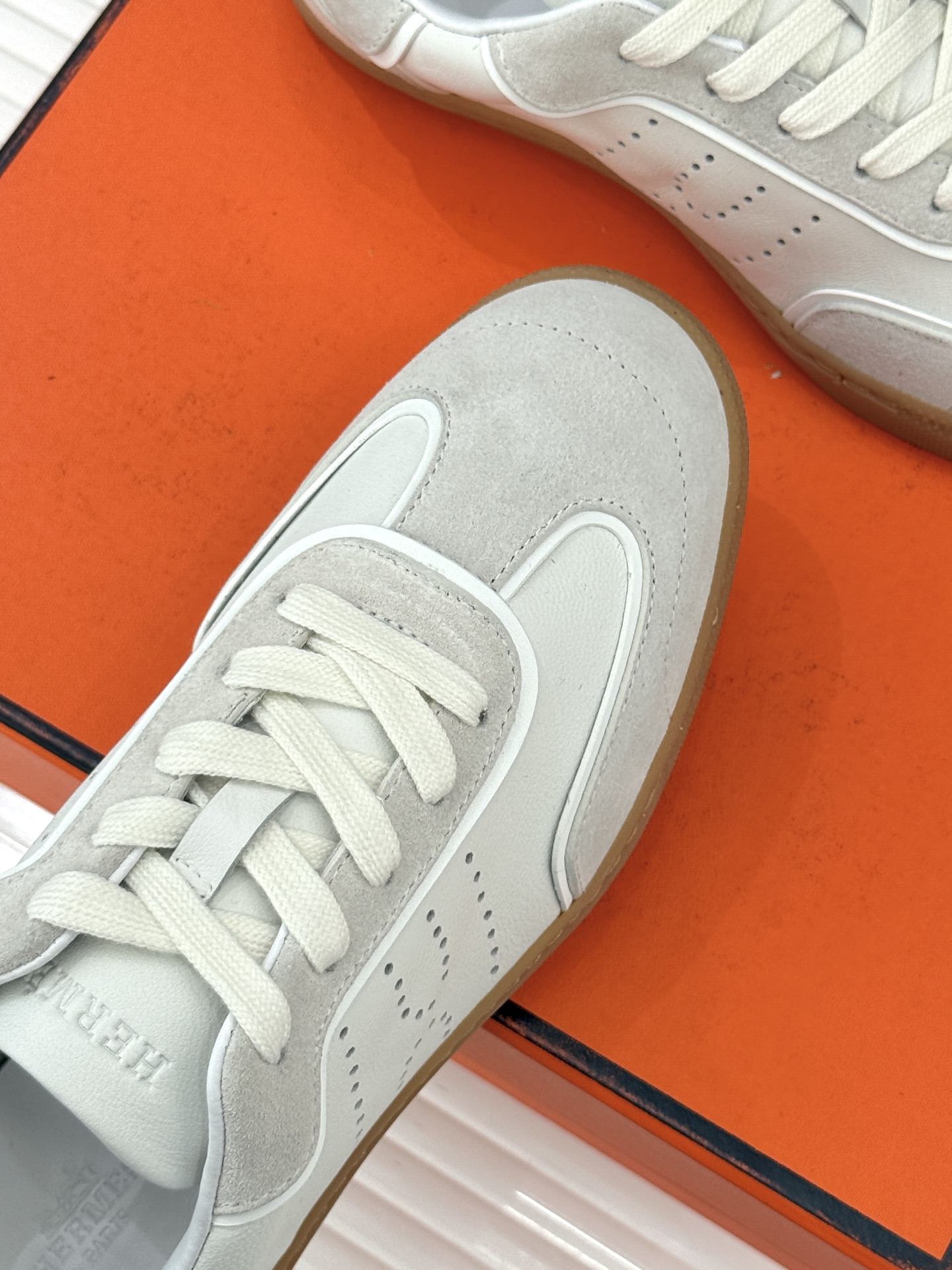 男码300Hermès/爱马仕26WF早春新品情侣款H休闲德训鞋把法式奢华藏进日常松弛感里。标志性H标低