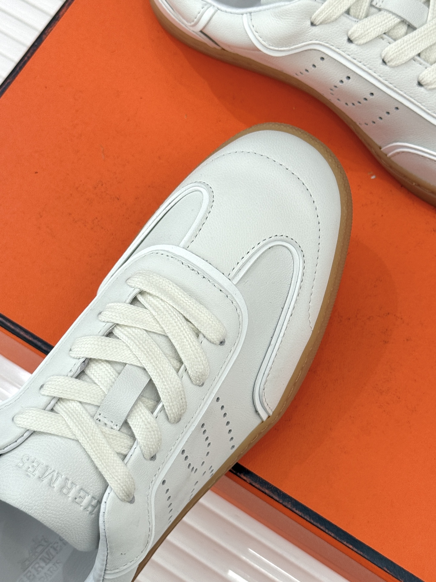 男码300Hermès/爱马仕26WF早春新品情侣款H休闲德训鞋把法式奢华藏进日常松弛感里。标志性H标低