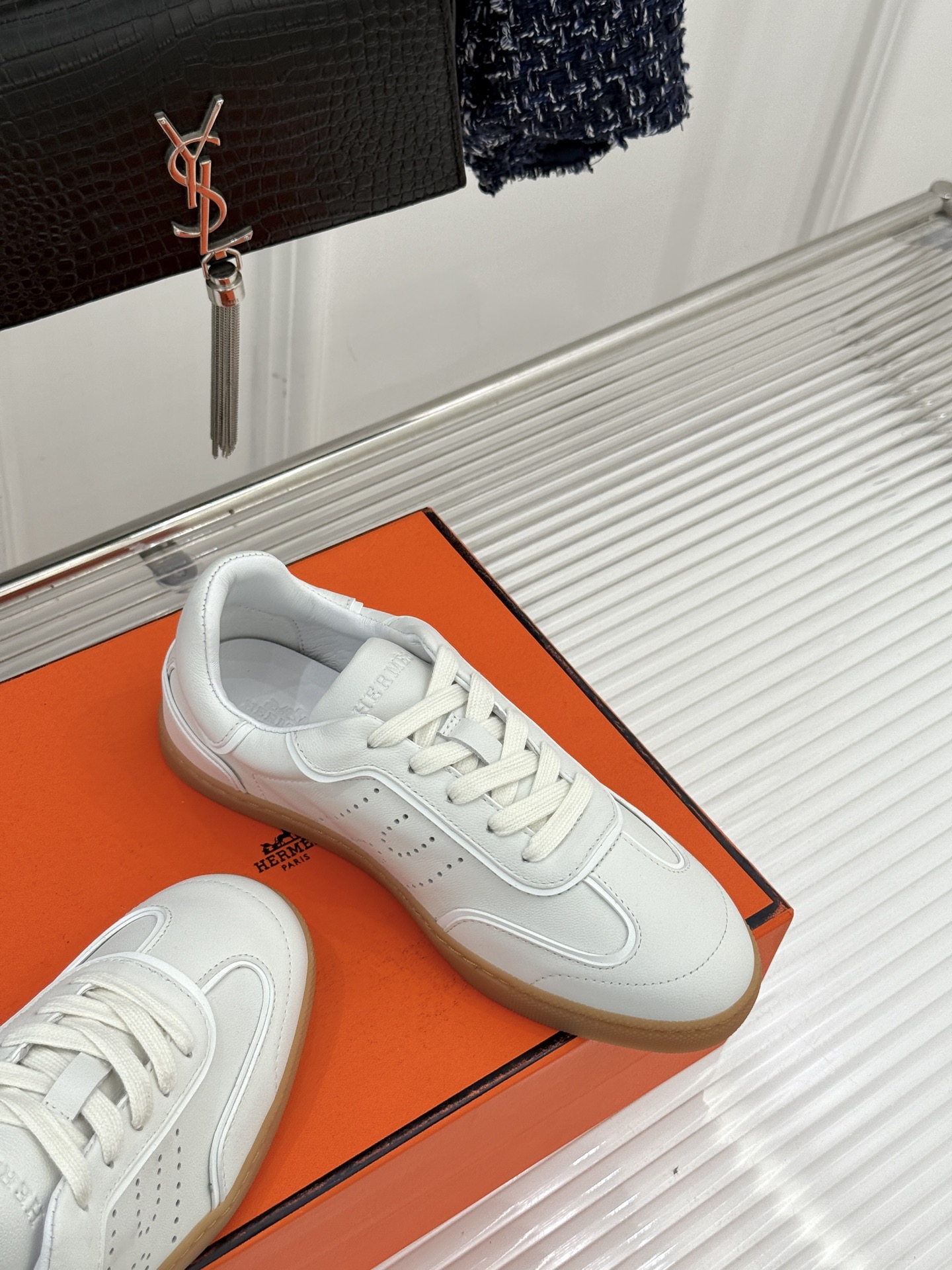 男码300Hermès/爱马仕26WF早春新品情侣款H休闲德训鞋把法式奢华藏进日常松弛感里。标志性H标低