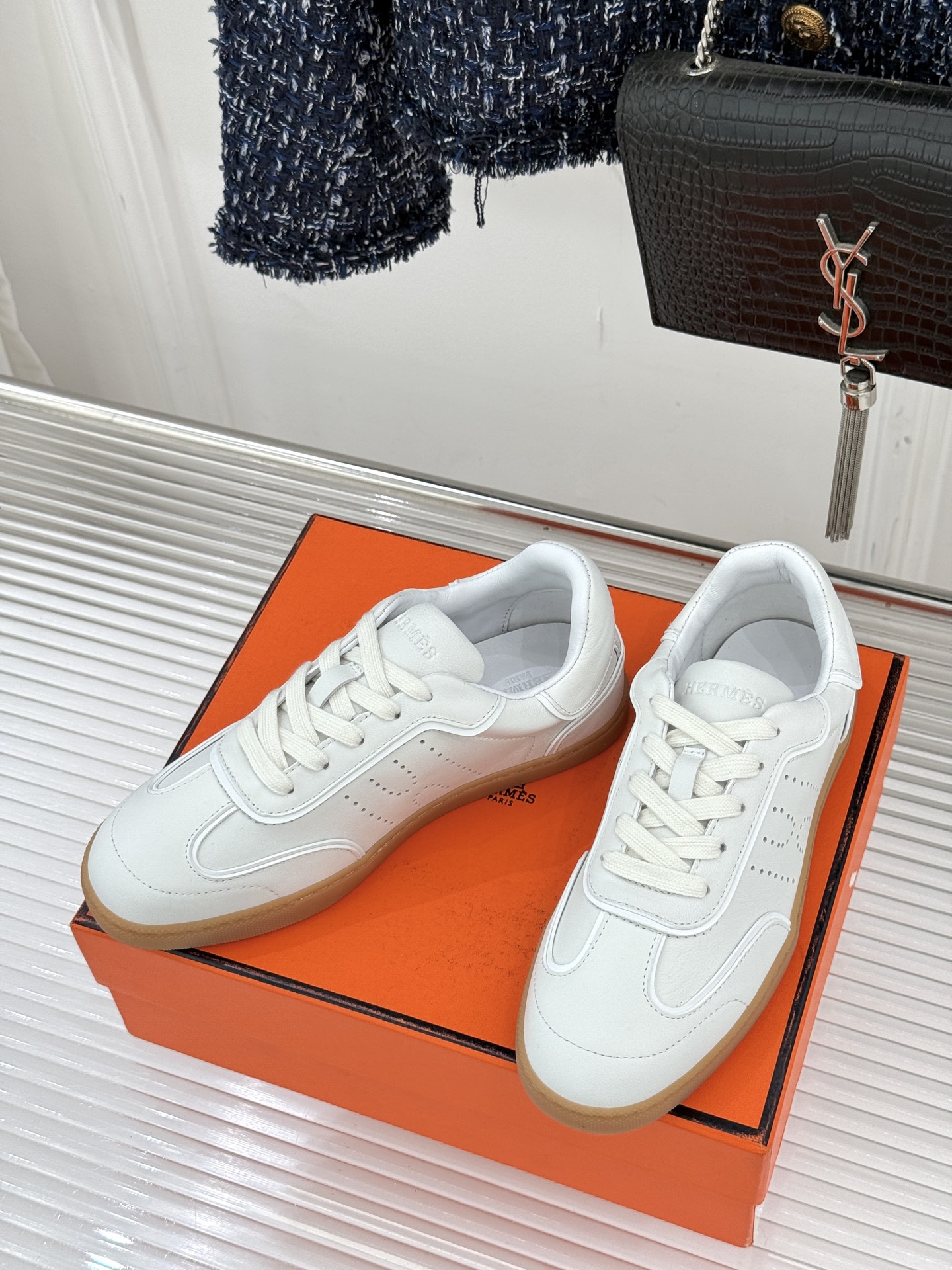 男码300Hermès/爱马仕26WF早春新品情侣款H休闲德训鞋把法式奢华藏进日常松弛感里。标志性H标低