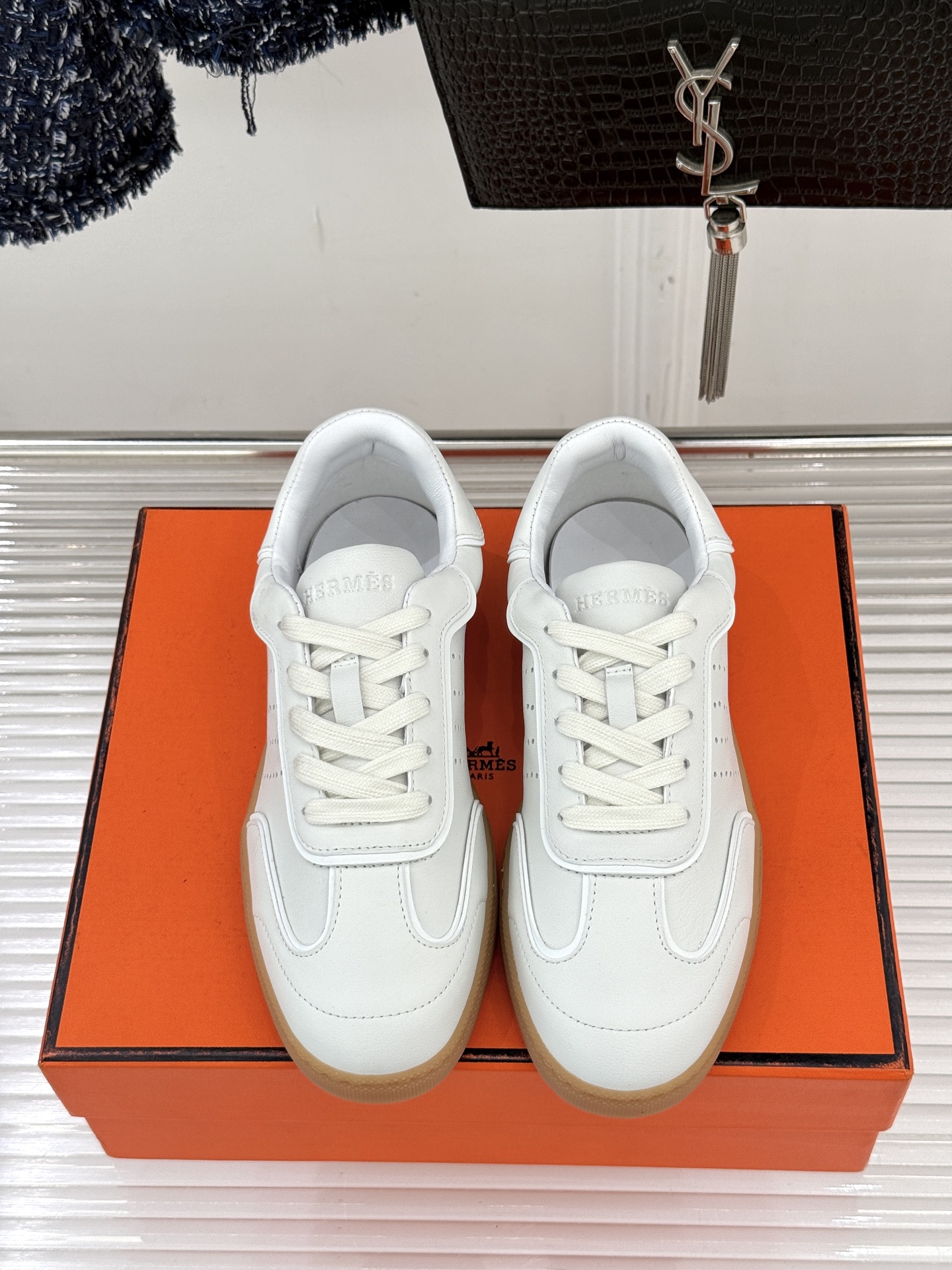 男码300Hermès/爱马仕26WF早春新品情侣款H休闲德训鞋把法式奢华藏进日常松弛感里。标志性H标低