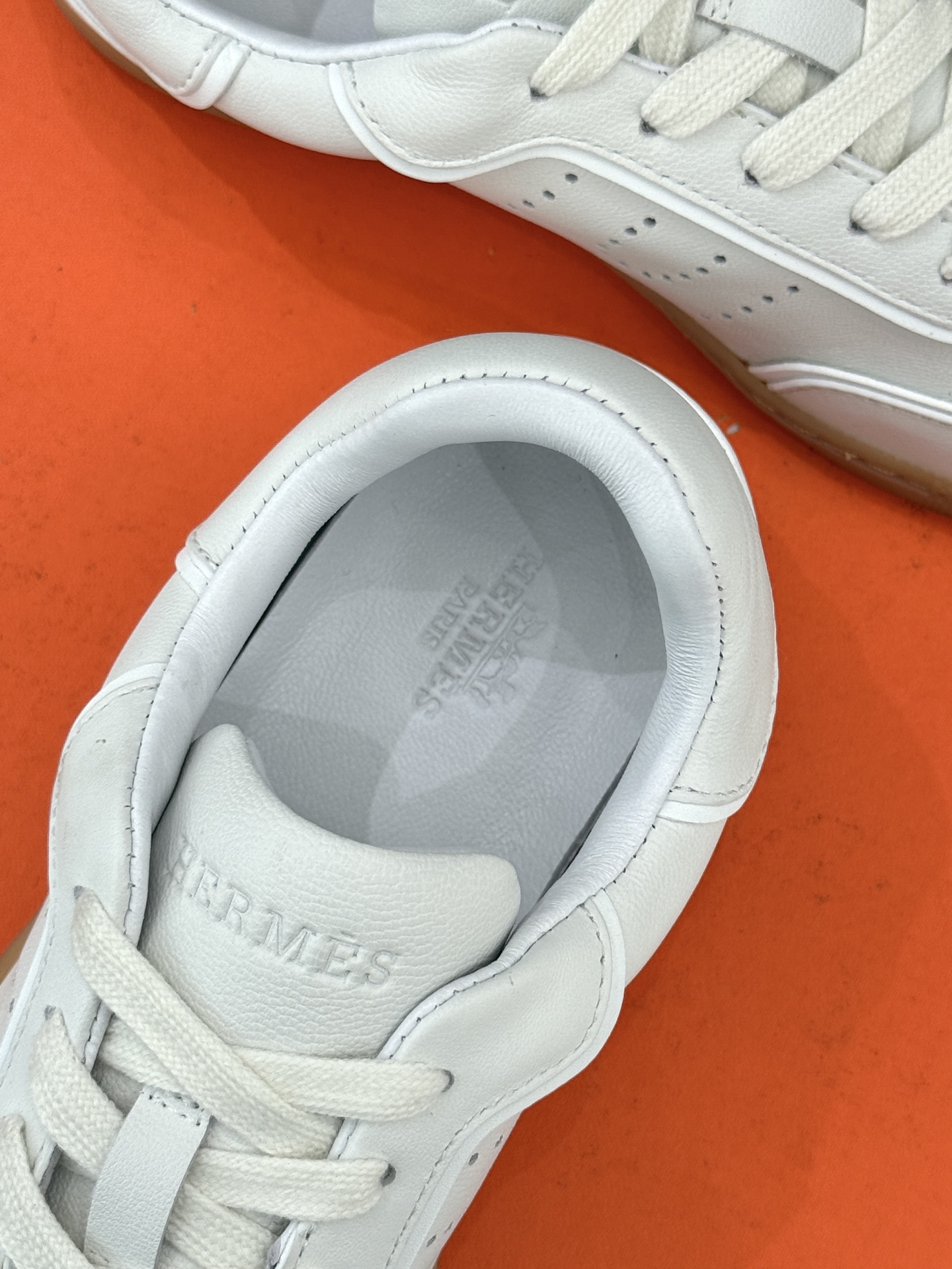 男码300Hermès/爱马仕26WF早春新品情侣款H休闲德训鞋把法式奢华藏进日常松弛感里。标志性H标低