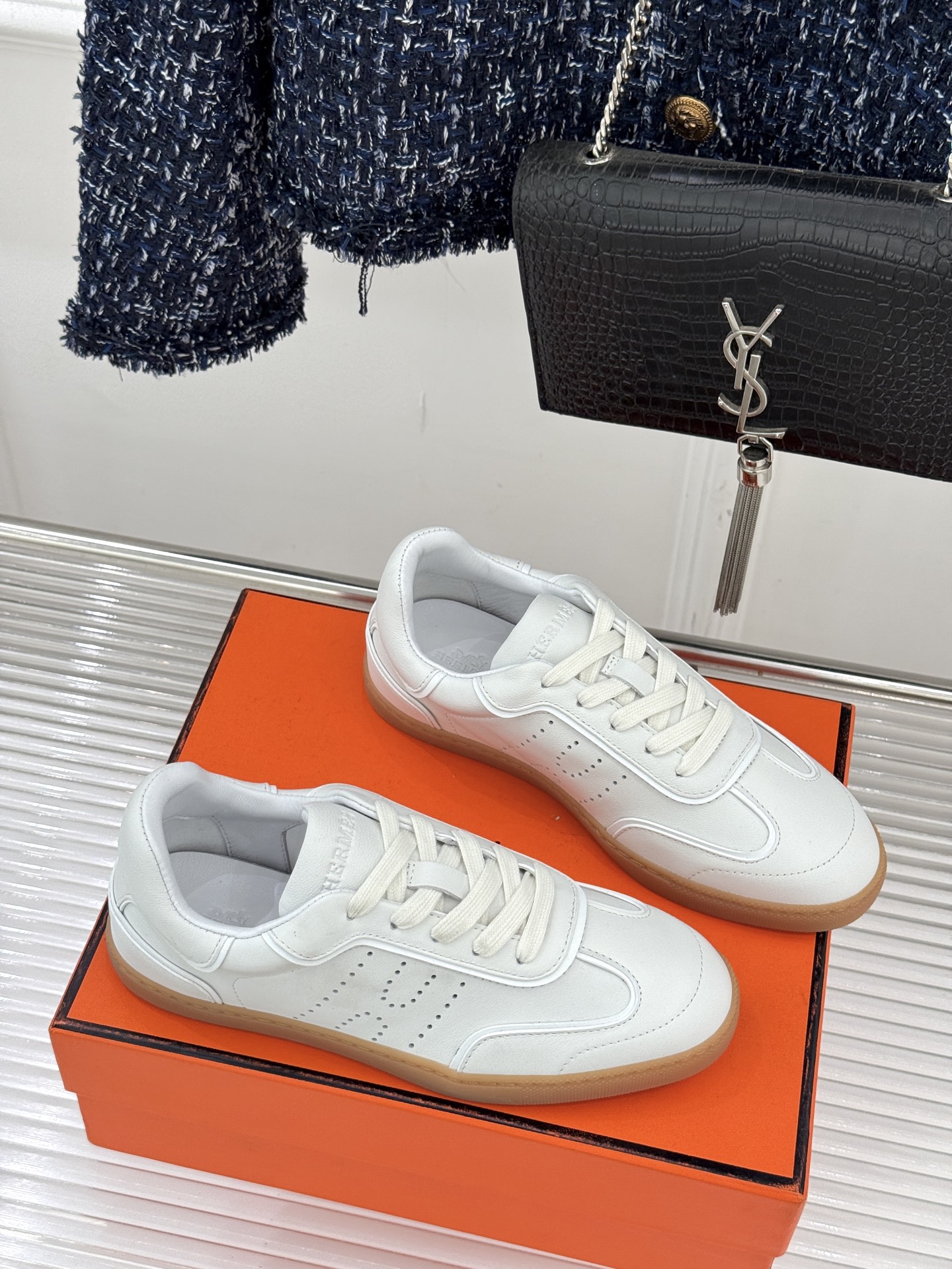 男码300Hermès/爱马仕26WF早春新品情侣款H休闲德训鞋把法式奢华藏进日常松弛感里。标志性H标低