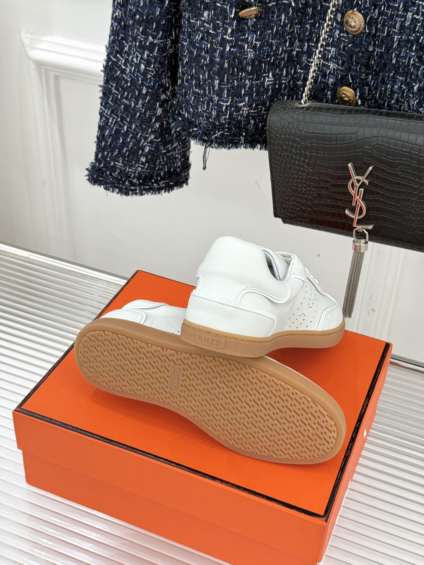 男码300Hermès/爱马仕26WF早春新品情侣款H休闲德训鞋把法式奢华藏进日常松弛感里。标志性H标低