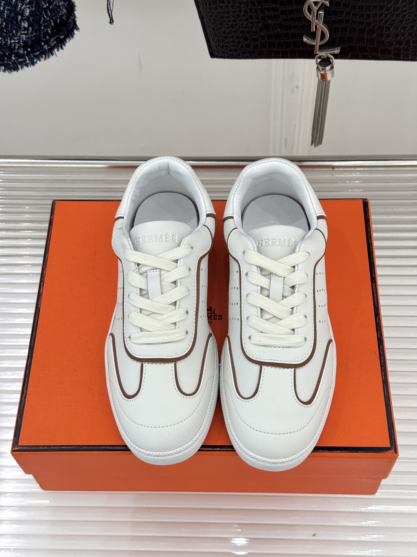 男码300Hermès/爱马仕26WF早春新品情侣款H休闲德训鞋把法式奢华藏进日常松弛感里。标志性H标低