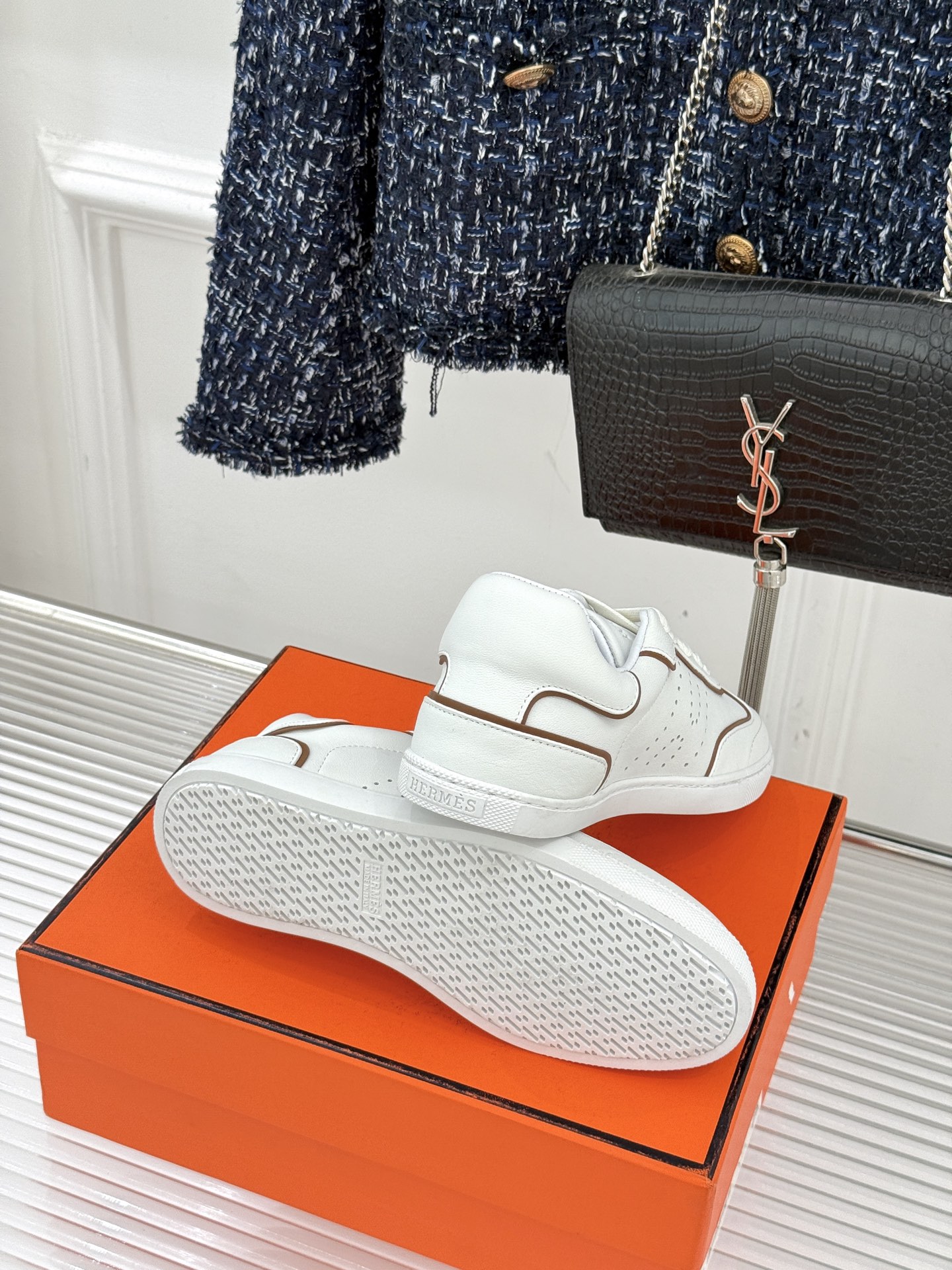 男码300Hermès/爱马仕26WF早春新品情侣款H休闲德训鞋把法式奢华藏进日常松弛感里。标志性H标低