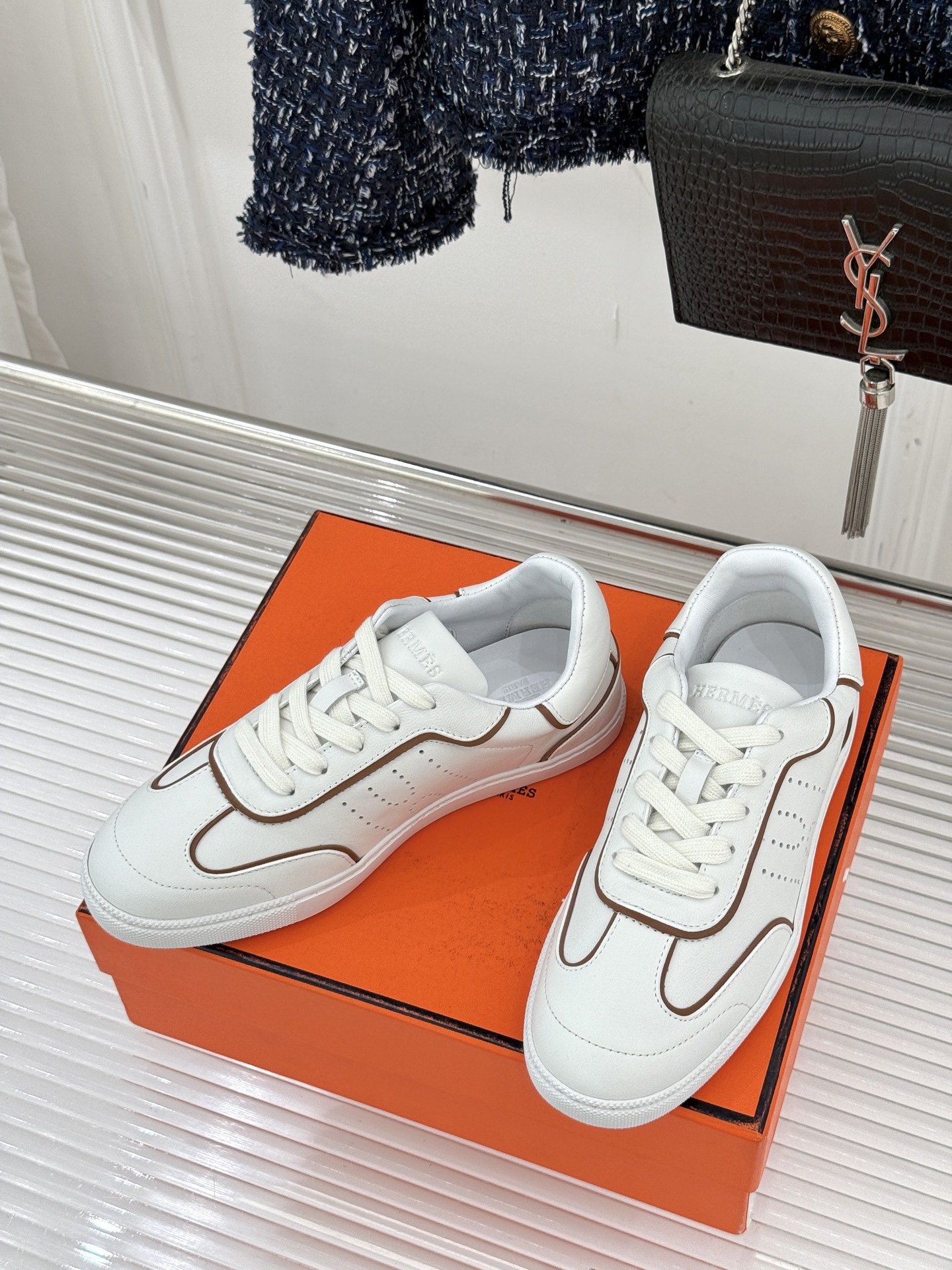 男码300Hermès/爱马仕26WF早春新品情侣款H休闲德训鞋把法式奢华藏进日常松弛感里。标志性H标低