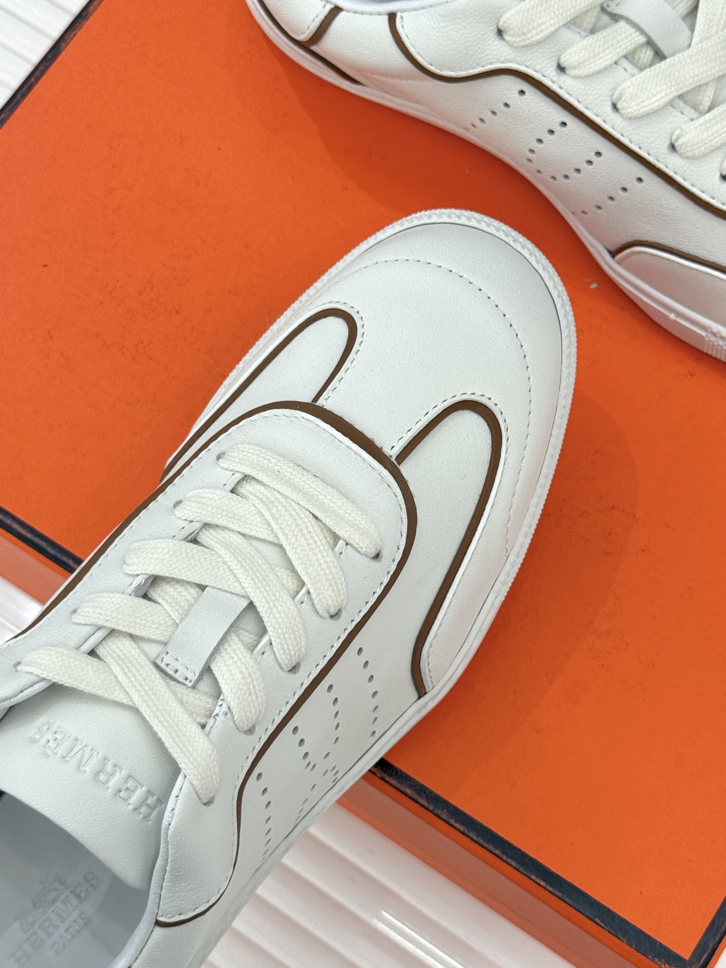 男码300Hermès/爱马仕26WF早春新品情侣款H休闲德训鞋把法式奢华藏进日常松弛感里。标志性H标低