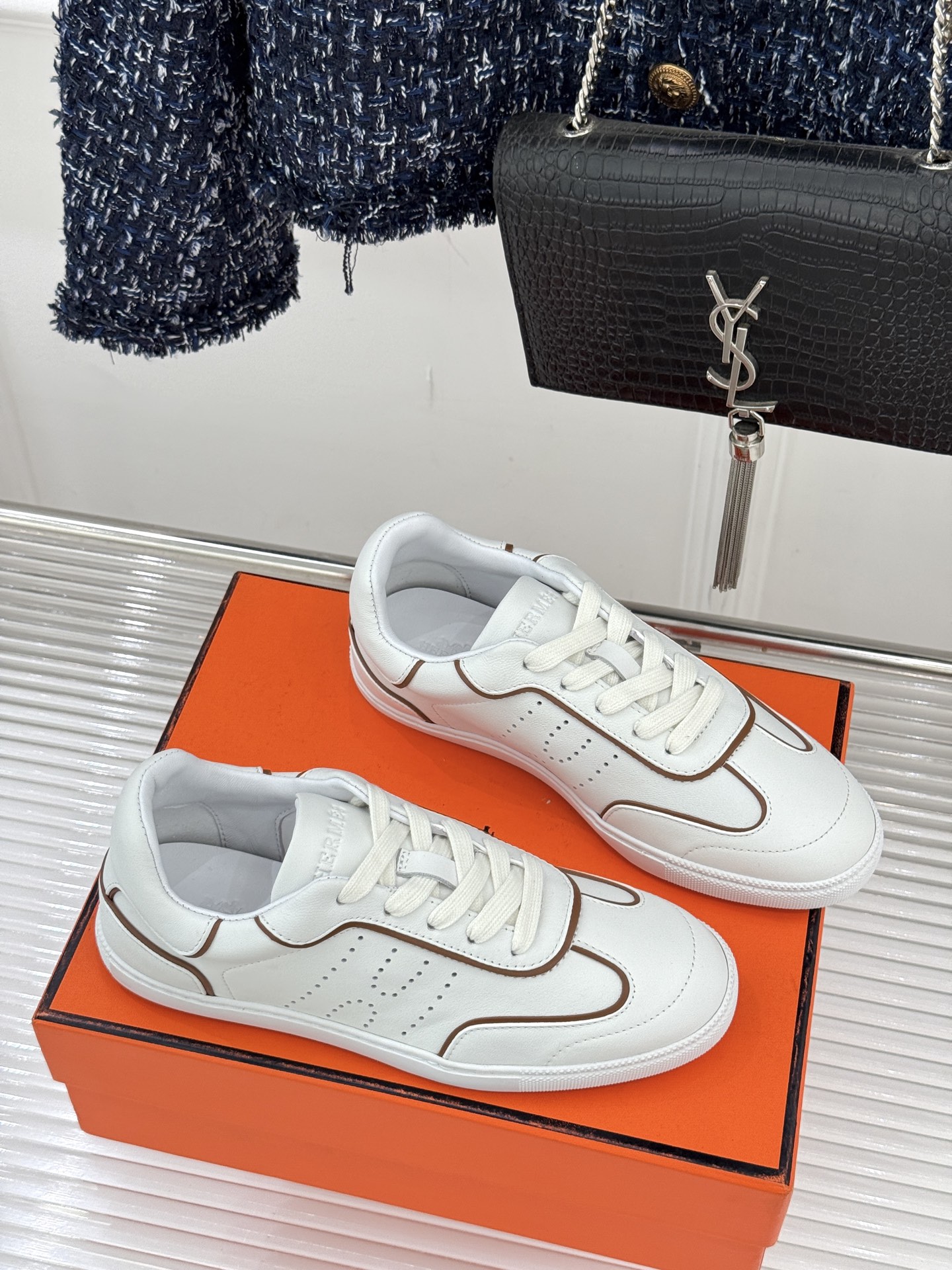 男码300Hermès/爱马仕26WF早春新品情侣款H休闲德训鞋把法式奢华藏进日常松弛感里。标志性H标低