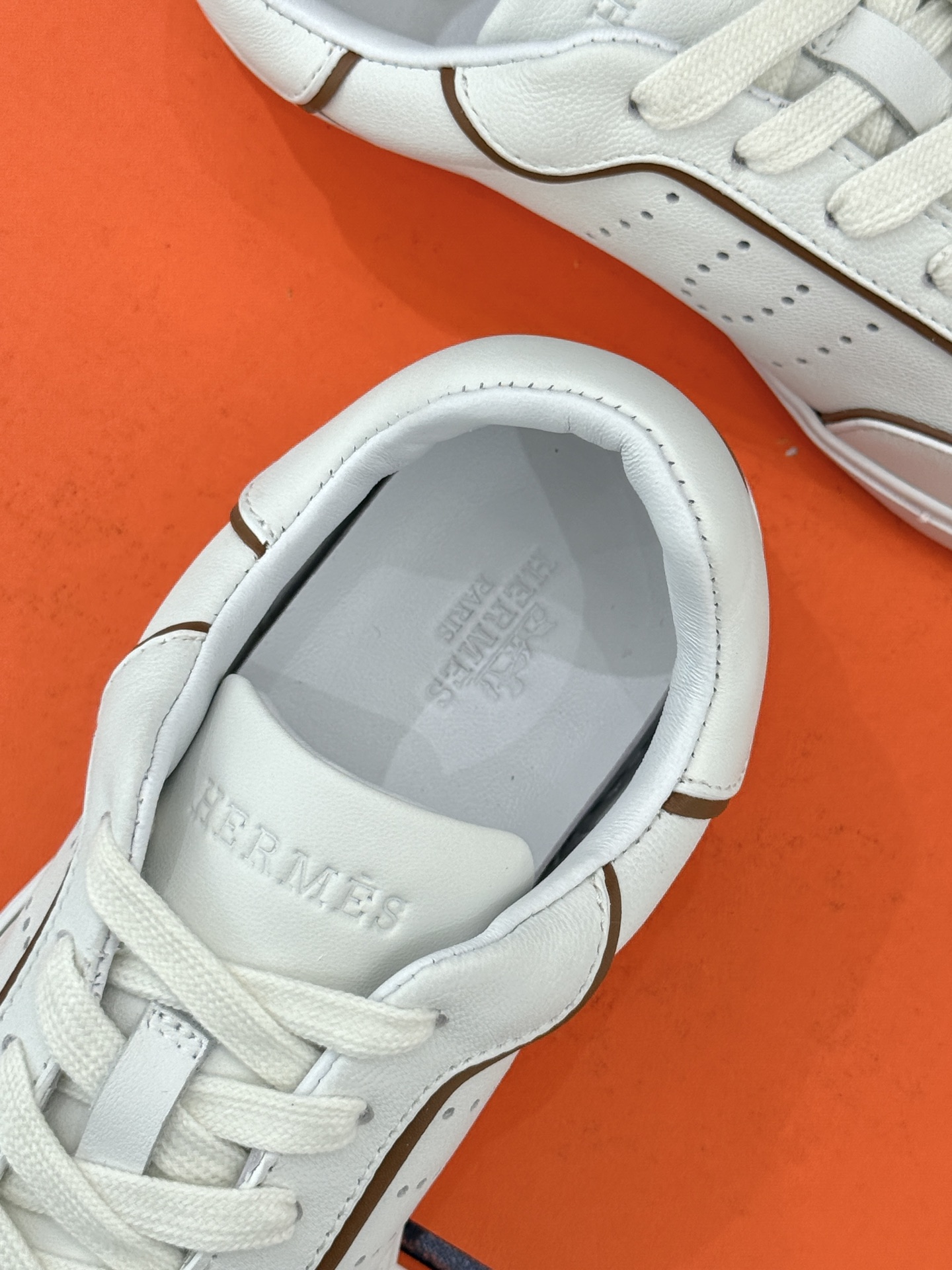 男码300Hermès/爱马仕26WF早春新品情侣款H休闲德训鞋把法式奢华藏进日常松弛感里。标志性H标低