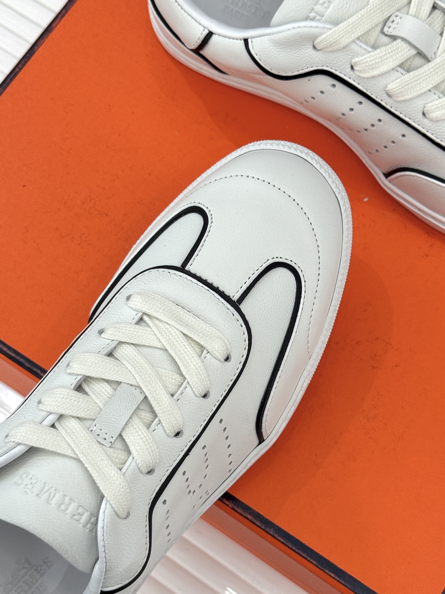 男码300Hermès/爱马仕26WF早春新品情侣款H休闲德训鞋把法式奢华藏进日常松弛感里。标志性H标低