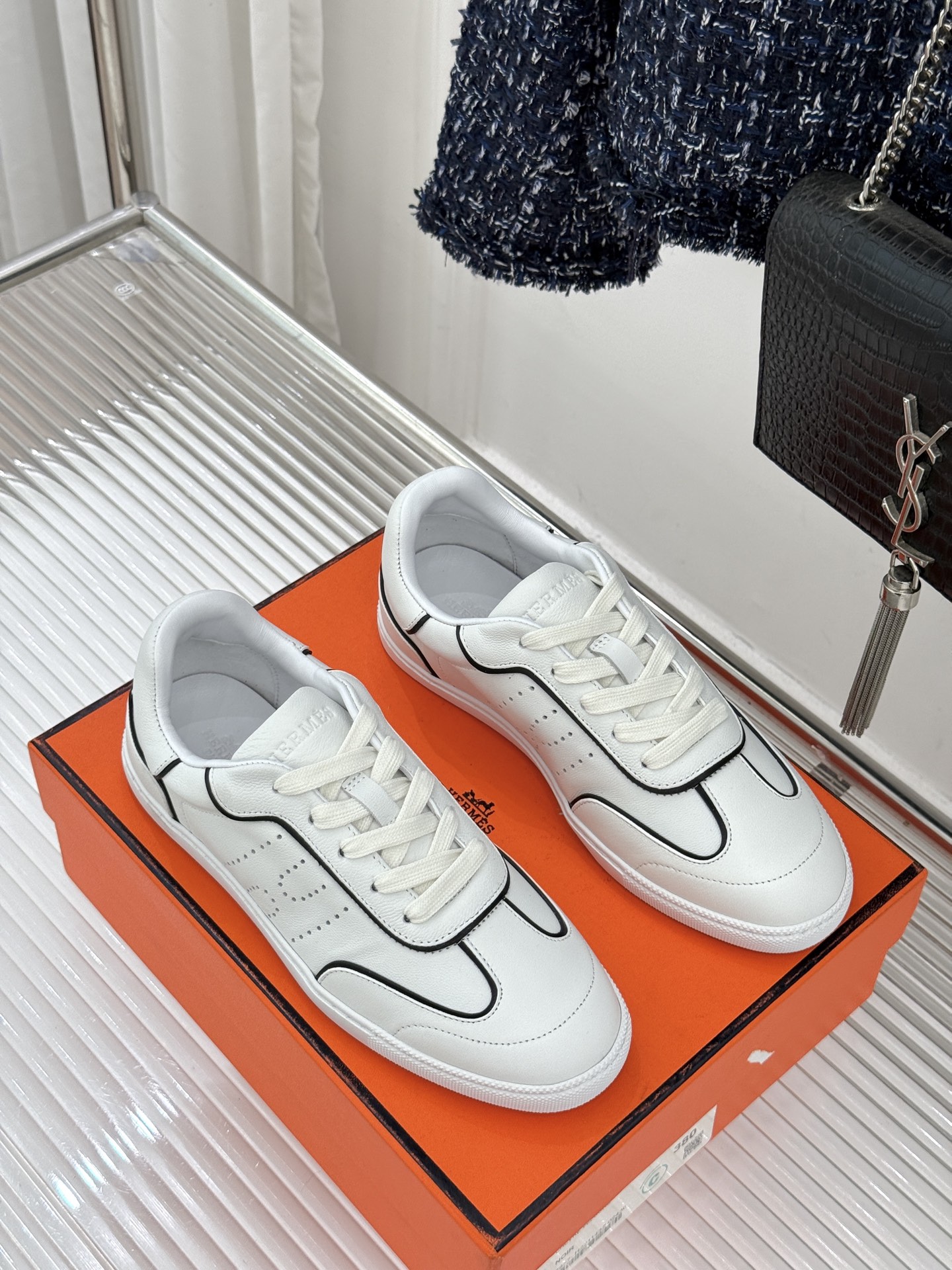 男码300Hermès/爱马仕26WF早春新品情侣款H休闲德训鞋把法式奢华藏进日常松弛感里。标志性H标低