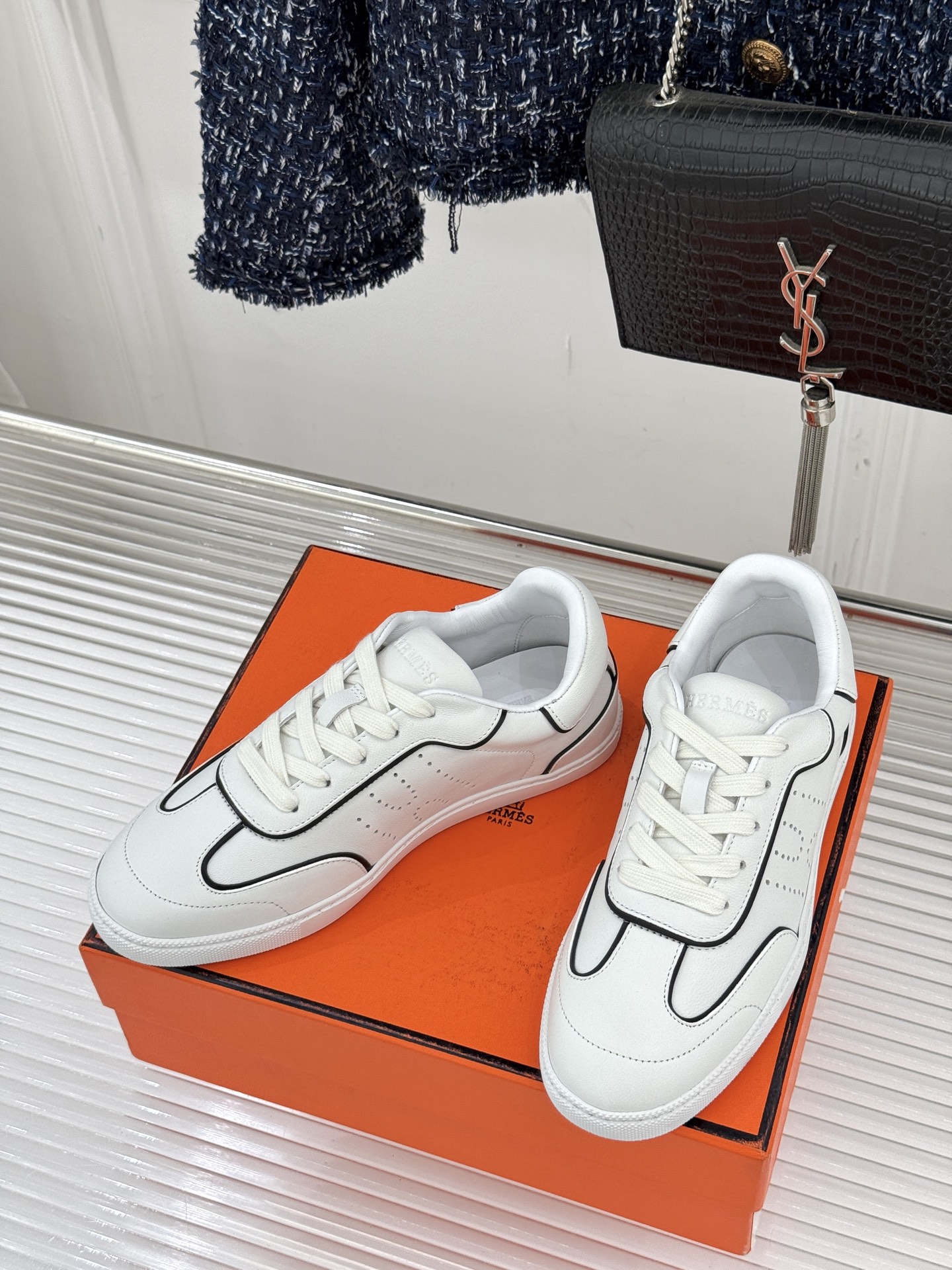 男码300Hermès/爱马仕26WF早春新品情侣款H休闲德训鞋把法式奢华藏进日常松弛感里。标志性H标低