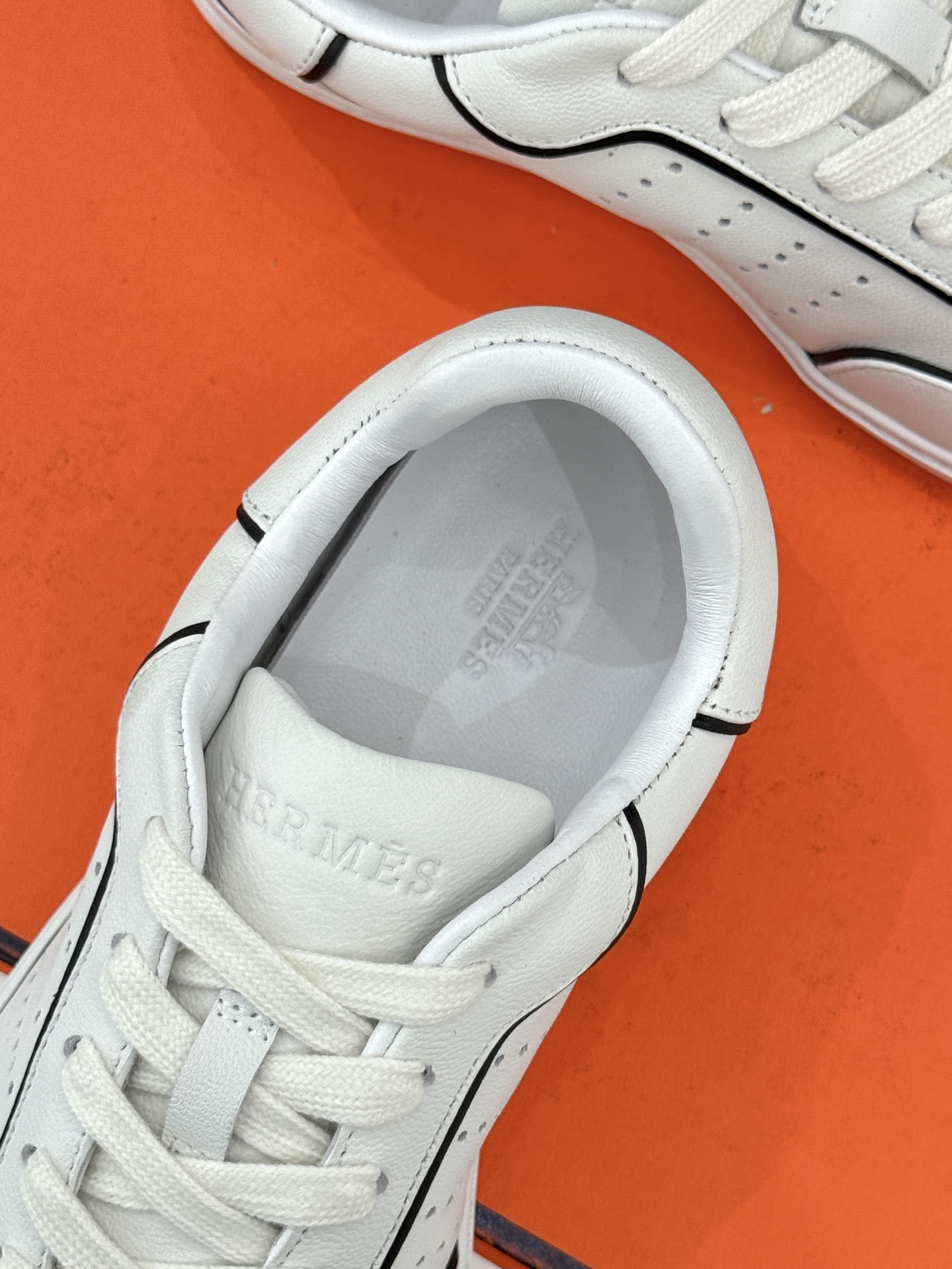 男码300Hermès/爱马仕26WF早春新品情侣款H休闲德训鞋把法式奢华藏进日常松弛感里。标志性H标低