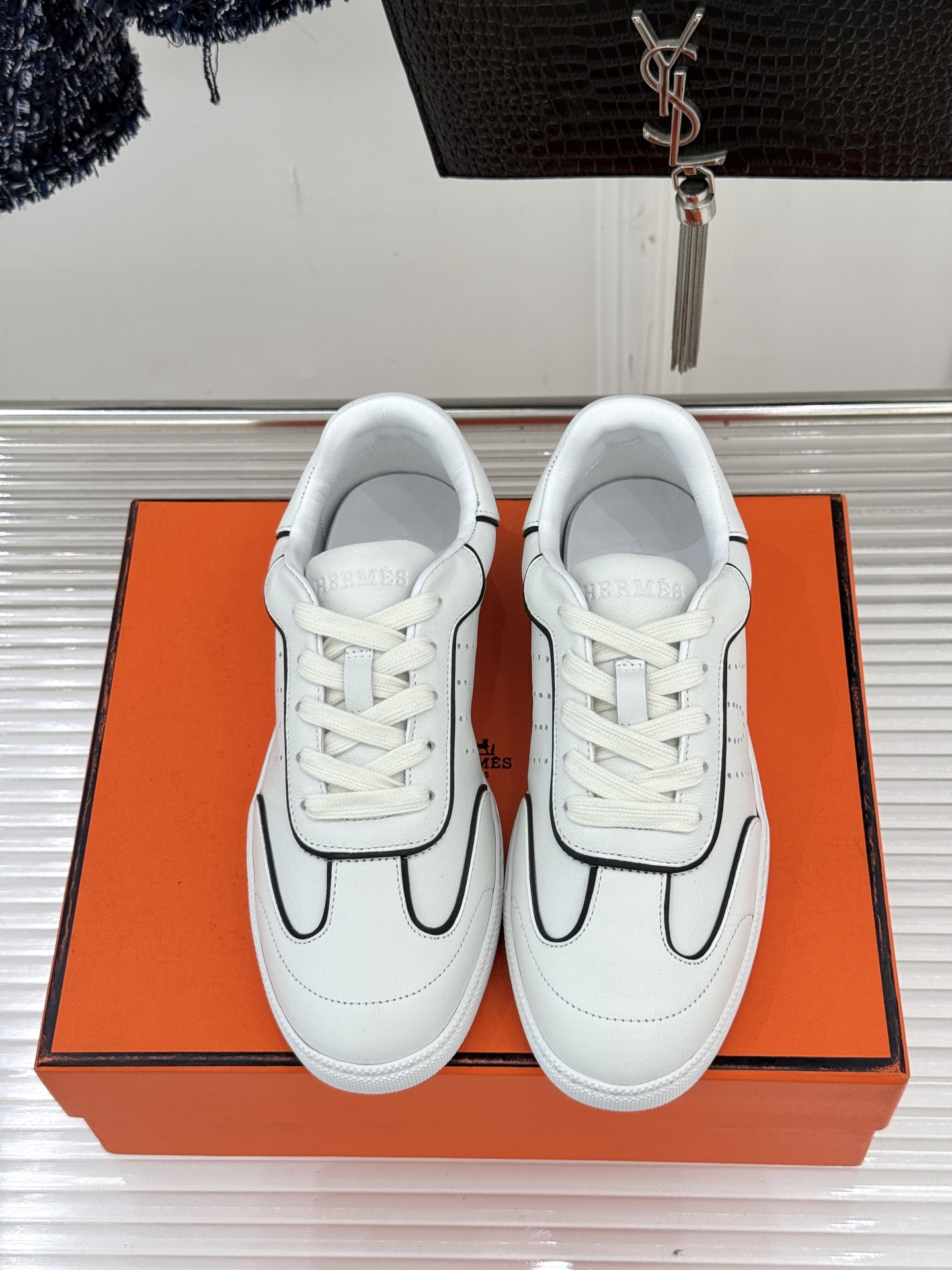 男码300Hermès/爱马仕26WF早春新品情侣款H休闲德训鞋把法式奢华藏进日常松弛感里。标志性H标低