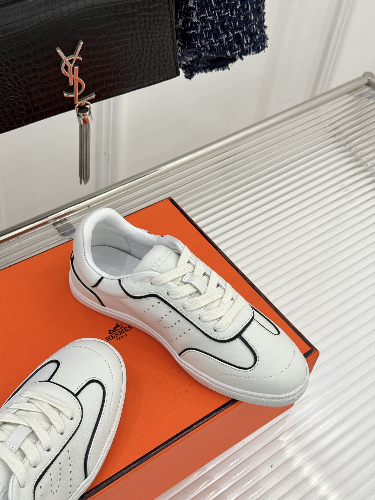 男码300Hermès/爱马仕26WF早春新品情侣款H休闲德训鞋把法式奢华藏进日常松弛感里。标志性H标低