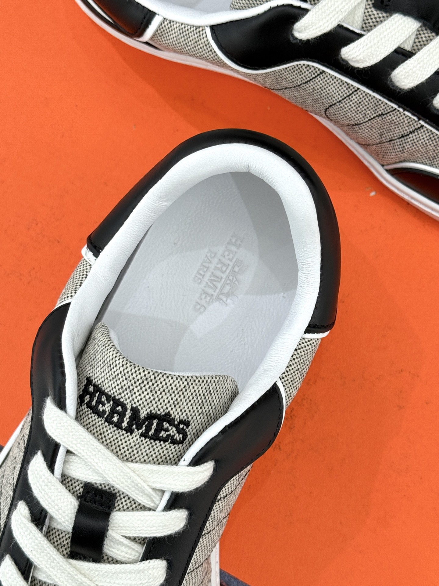 男码300Hermès/爱马仕26WF早春新品情侣款H休闲德训鞋把法式奢华藏进日常松弛感里。标志性H标低