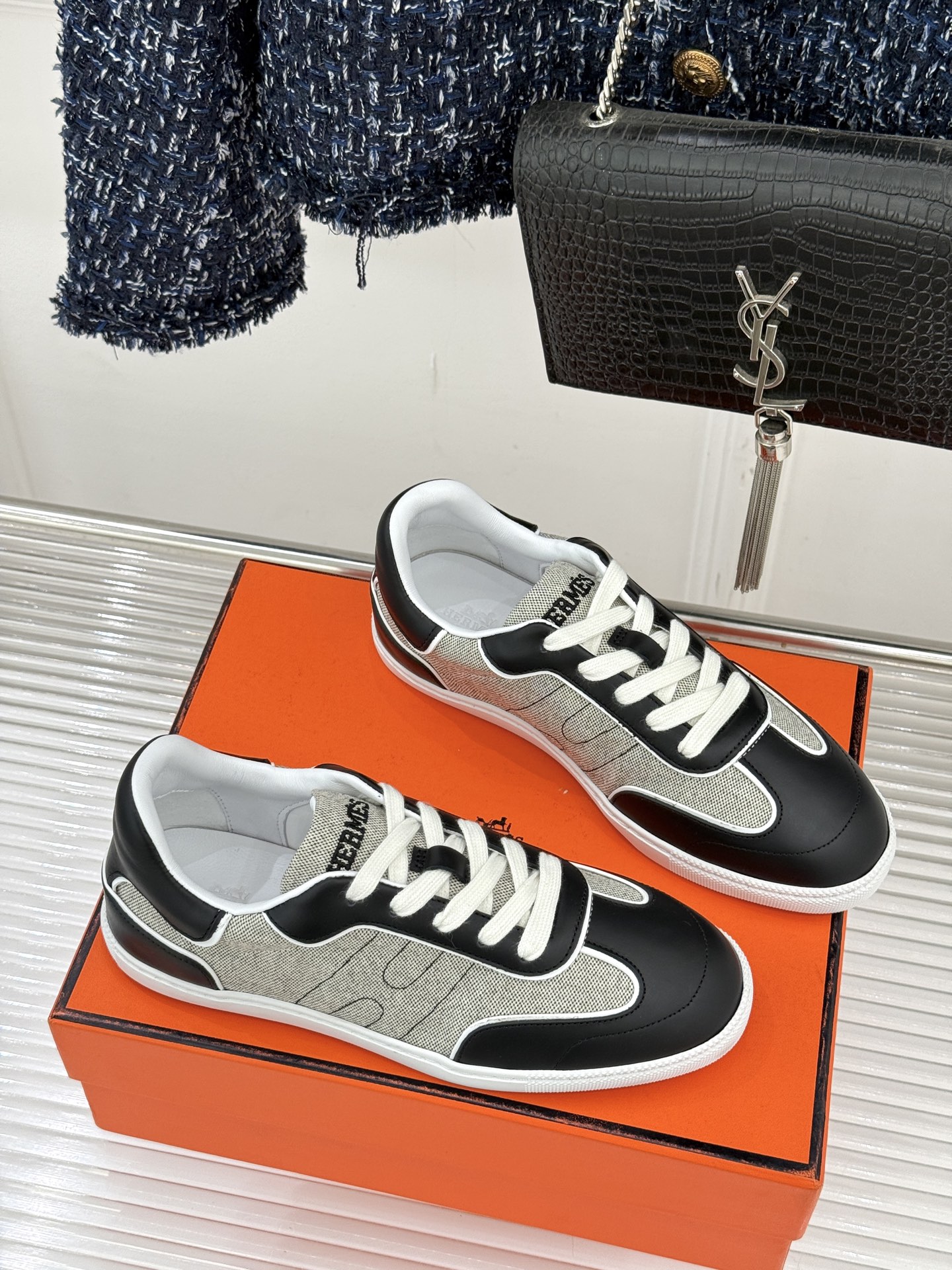 男码300Hermès/爱马仕26WF早春新品情侣款H休闲德训鞋把法式奢华藏进日常松弛感里。标志性H标低