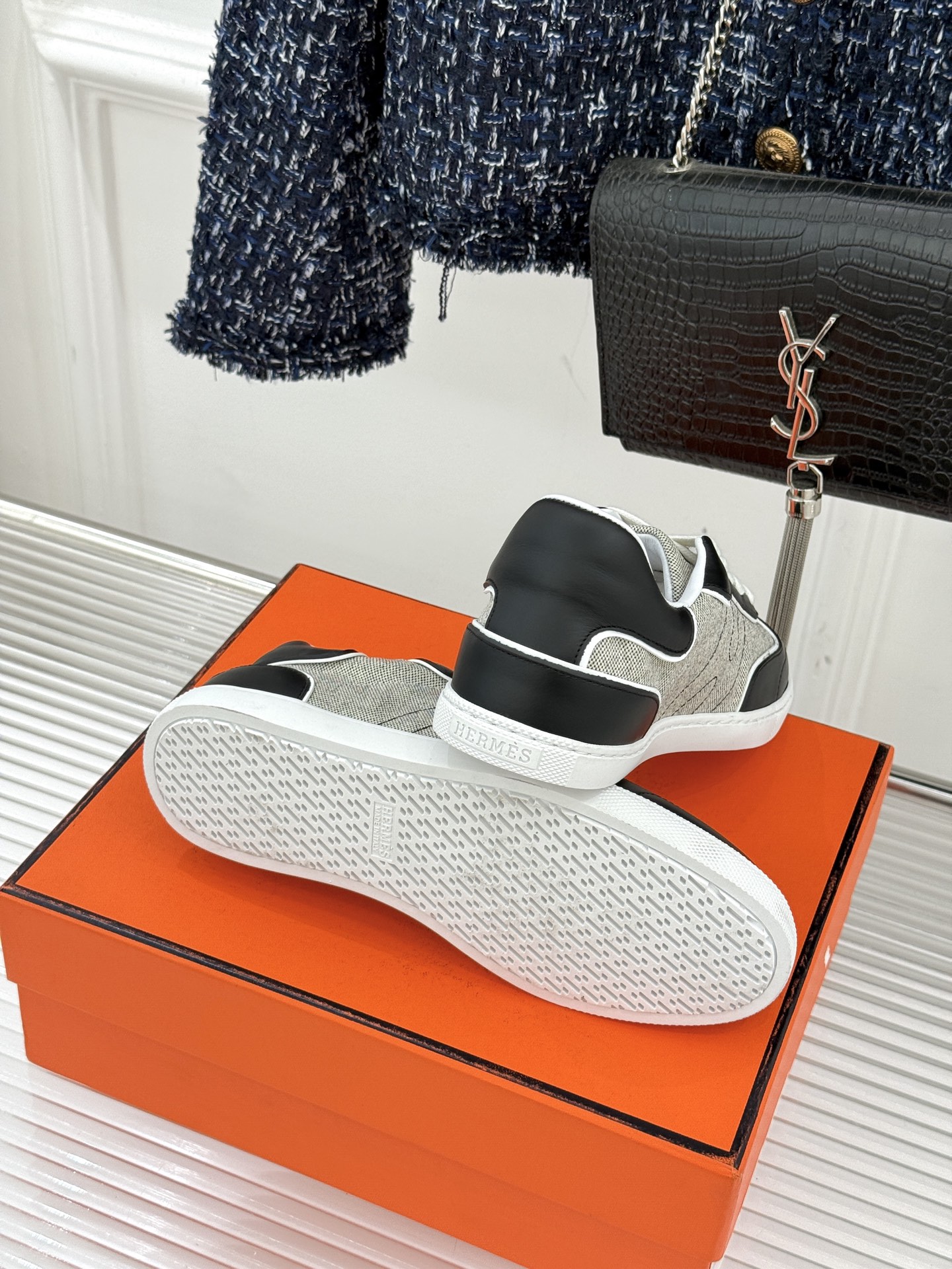 男码300Hermès/爱马仕26WF早春新品情侣款H休闲德训鞋把法式奢华藏进日常松弛感里。标志性H标低