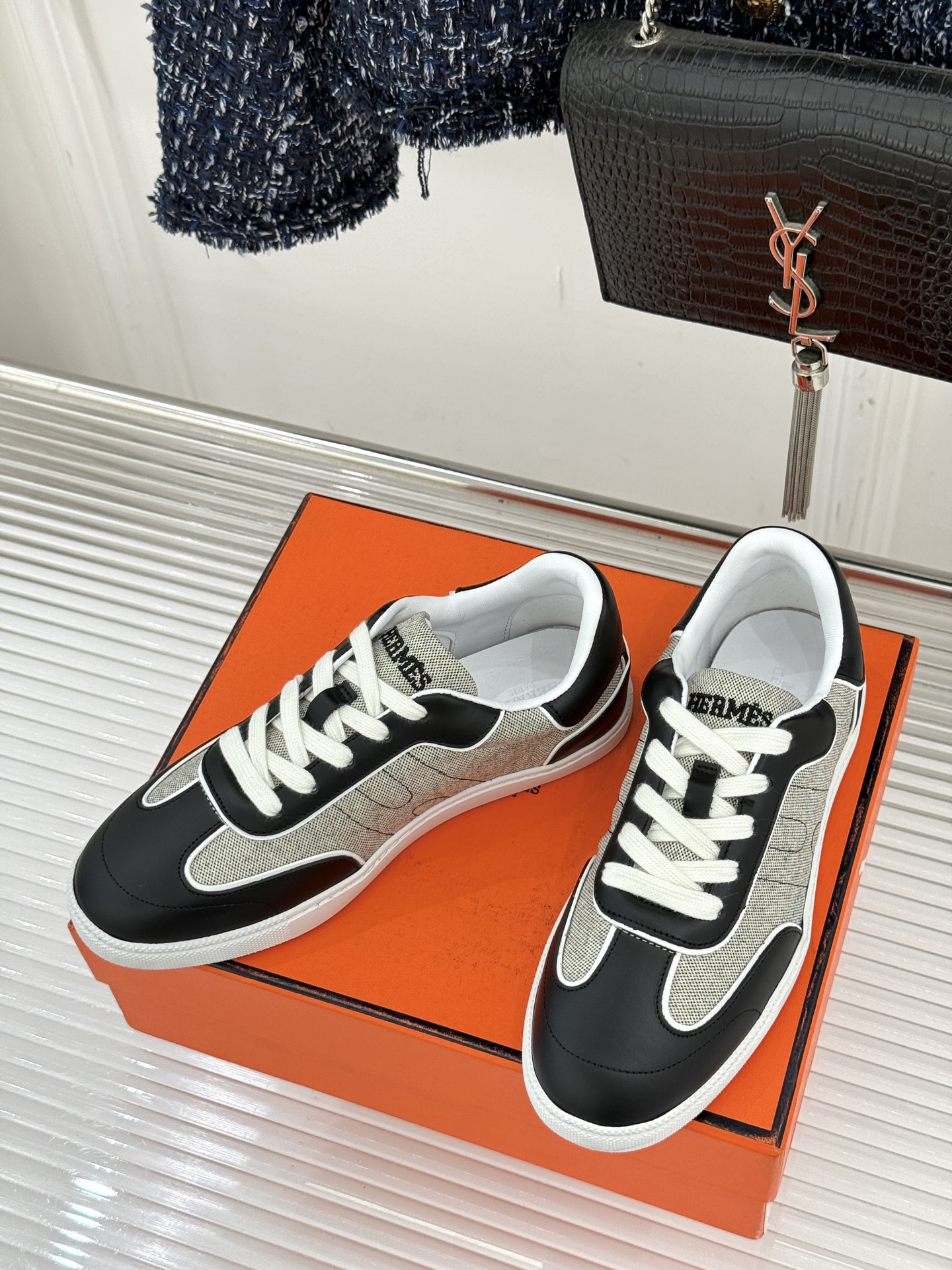 男码300Hermès/爱马仕26WF早春新品情侣款H休闲德训鞋把法式奢华藏进日常松弛感里。标志性H标低