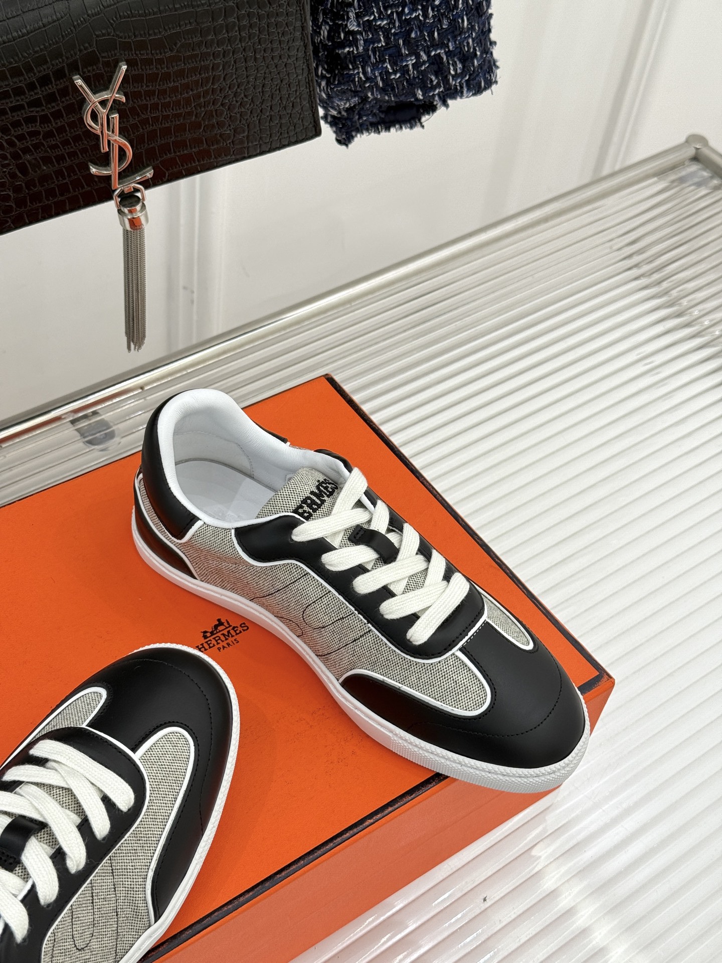 男码300Hermès/爱马仕26WF早春新品情侣款H休闲德训鞋把法式奢华藏进日常松弛感里。标志性H标低