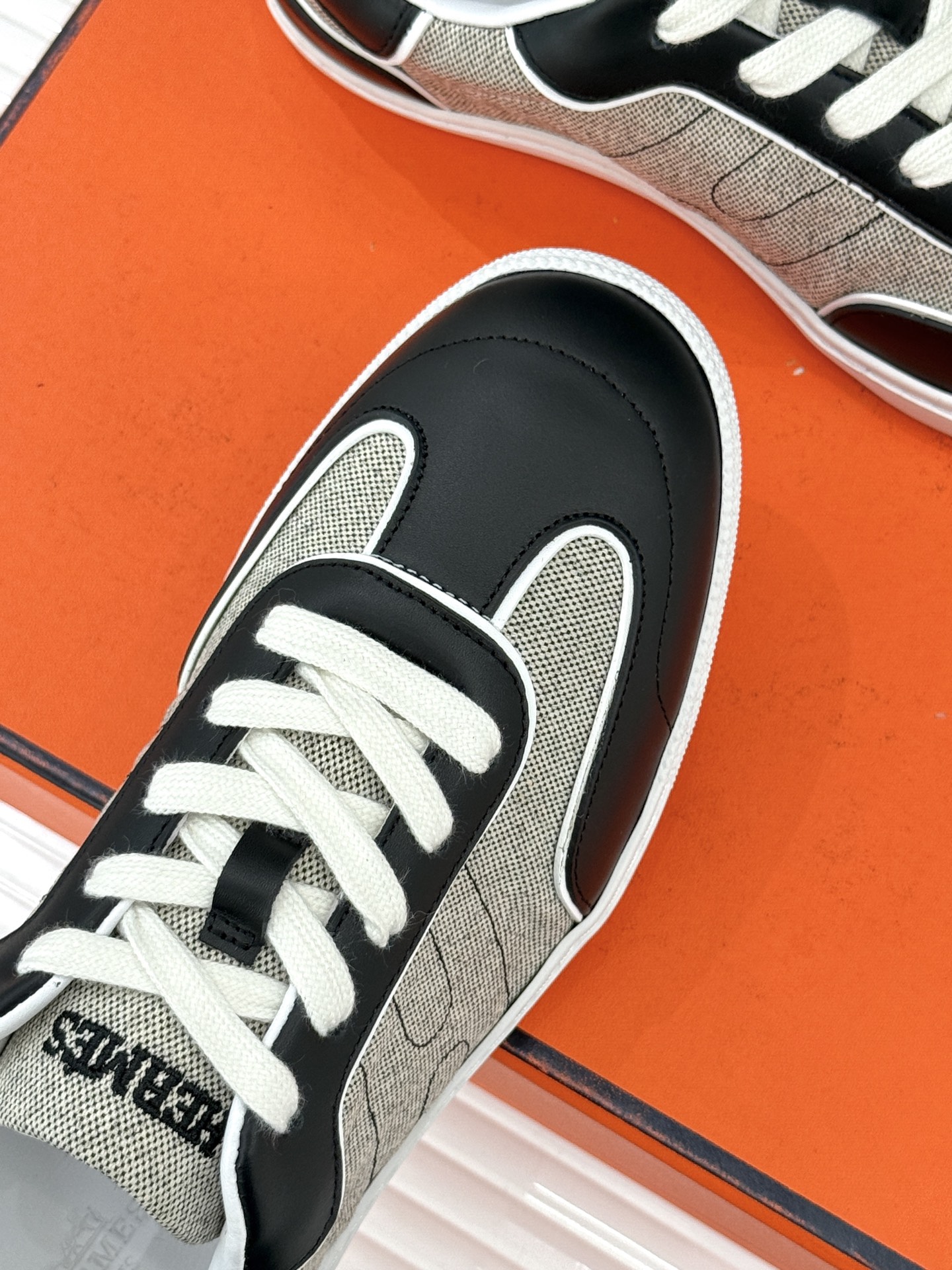 男码300Hermès/爱马仕26WF早春新品情侣款H休闲德训鞋把法式奢华藏进日常松弛感里。标志性H标低