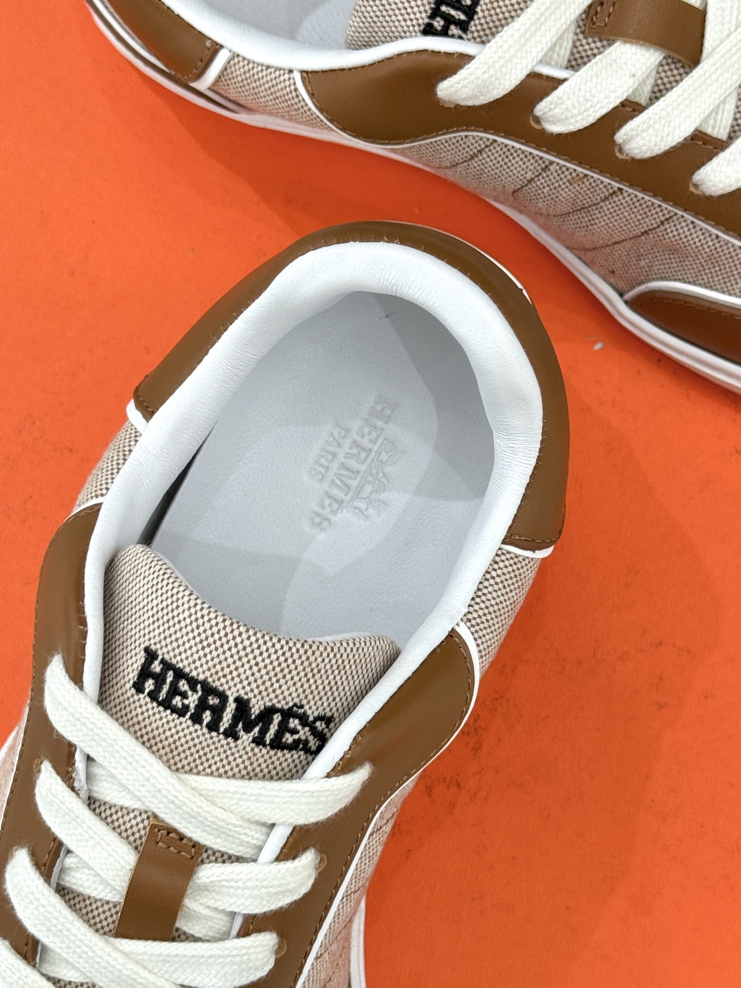 男码300Hermès/爱马仕26WF早春新品情侣款H休闲德训鞋把法式奢华藏进日常松弛感里。标志性H标低