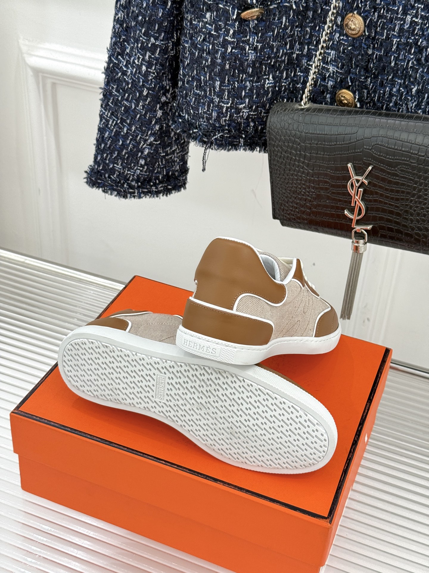 男码300Hermès/爱马仕26WF早春新品情侣款H休闲德训鞋把法式奢华藏进日常松弛感里。标志性H标低