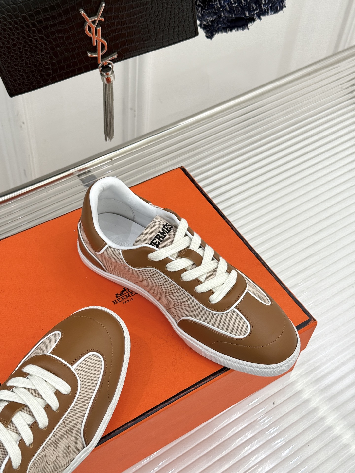 男码300Hermès/爱马仕26WF早春新品情侣款H休闲德训鞋把法式奢华藏进日常松弛感里。标志性H标低