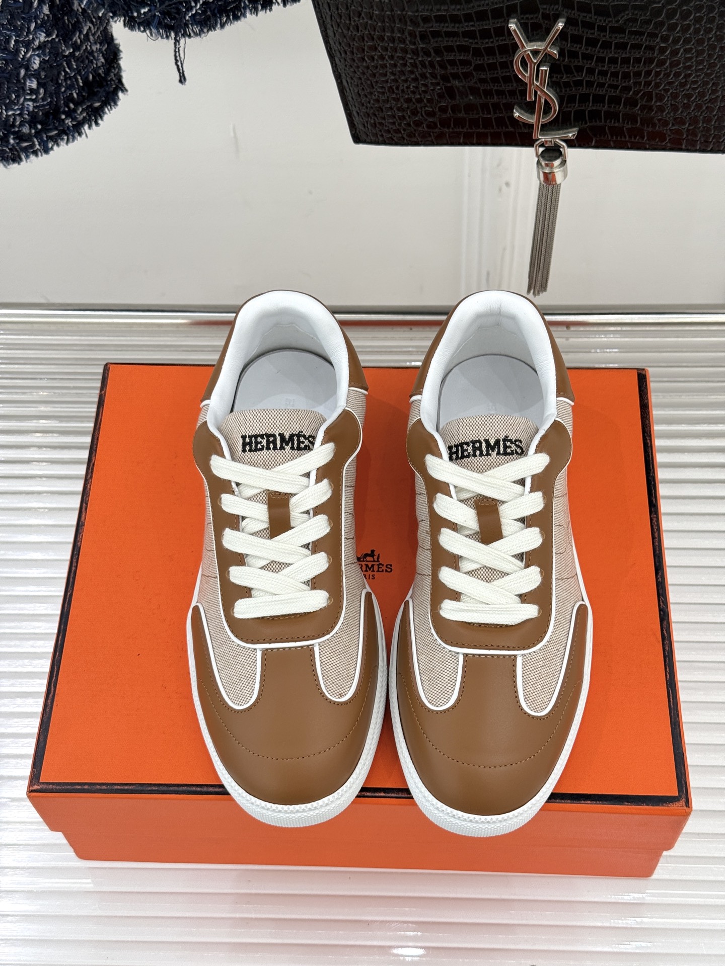 男码300Hermès/爱马仕26WF早春新品情侣款H休闲德训鞋把法式奢华藏进日常松弛感里。标志性H标低