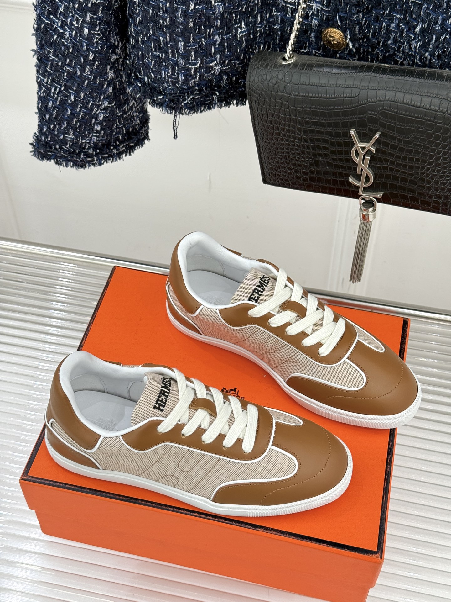 男码300Hermès/爱马仕26WF早春新品情侣款H休闲德训鞋把法式奢华藏进日常松弛感里。标志性H标低