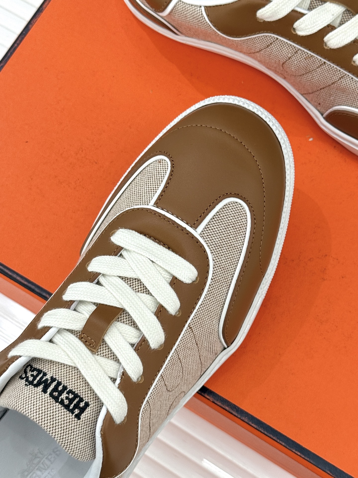 男码300Hermès/爱马仕26WF早春新品情侣款H休闲德训鞋把法式奢华藏进日常松弛感里。标志性H标低