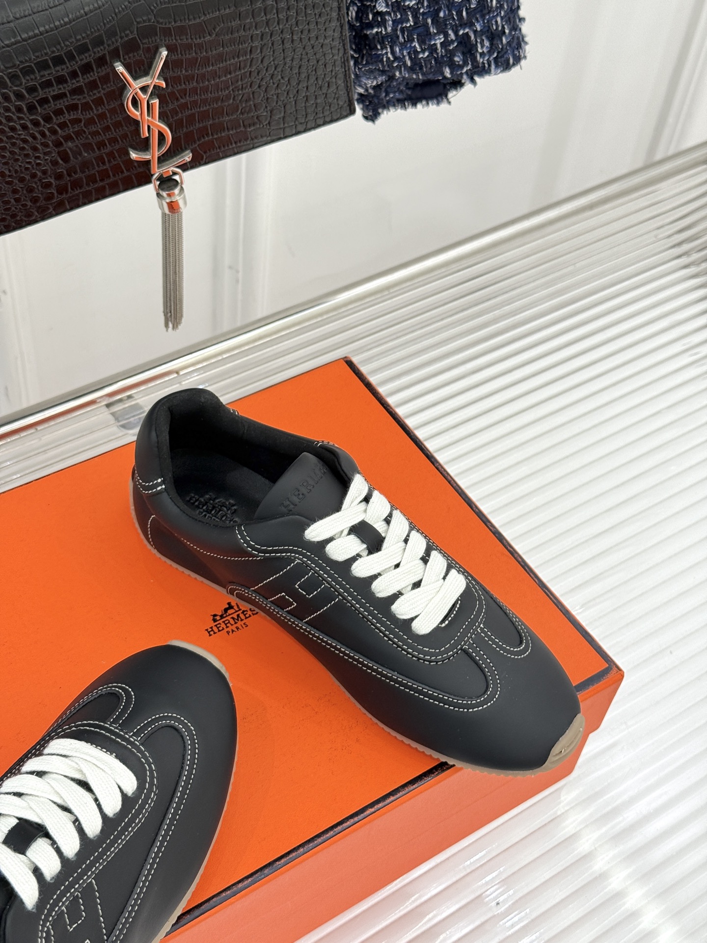 Hermès/爱马仕26WF早春新品H休闲德训鞋把法式奢华藏进日常松弛感里。标志性H标低调缀于鞋身纯手工