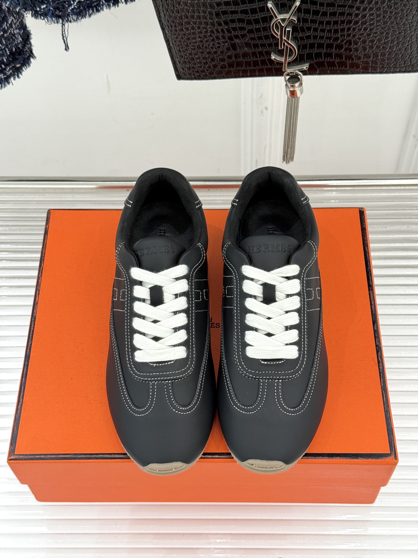 Hermès/爱马仕26WF早春新品H休闲德训鞋把法式奢华藏进日常松弛感里。标志性H标低调缀于鞋身纯手工