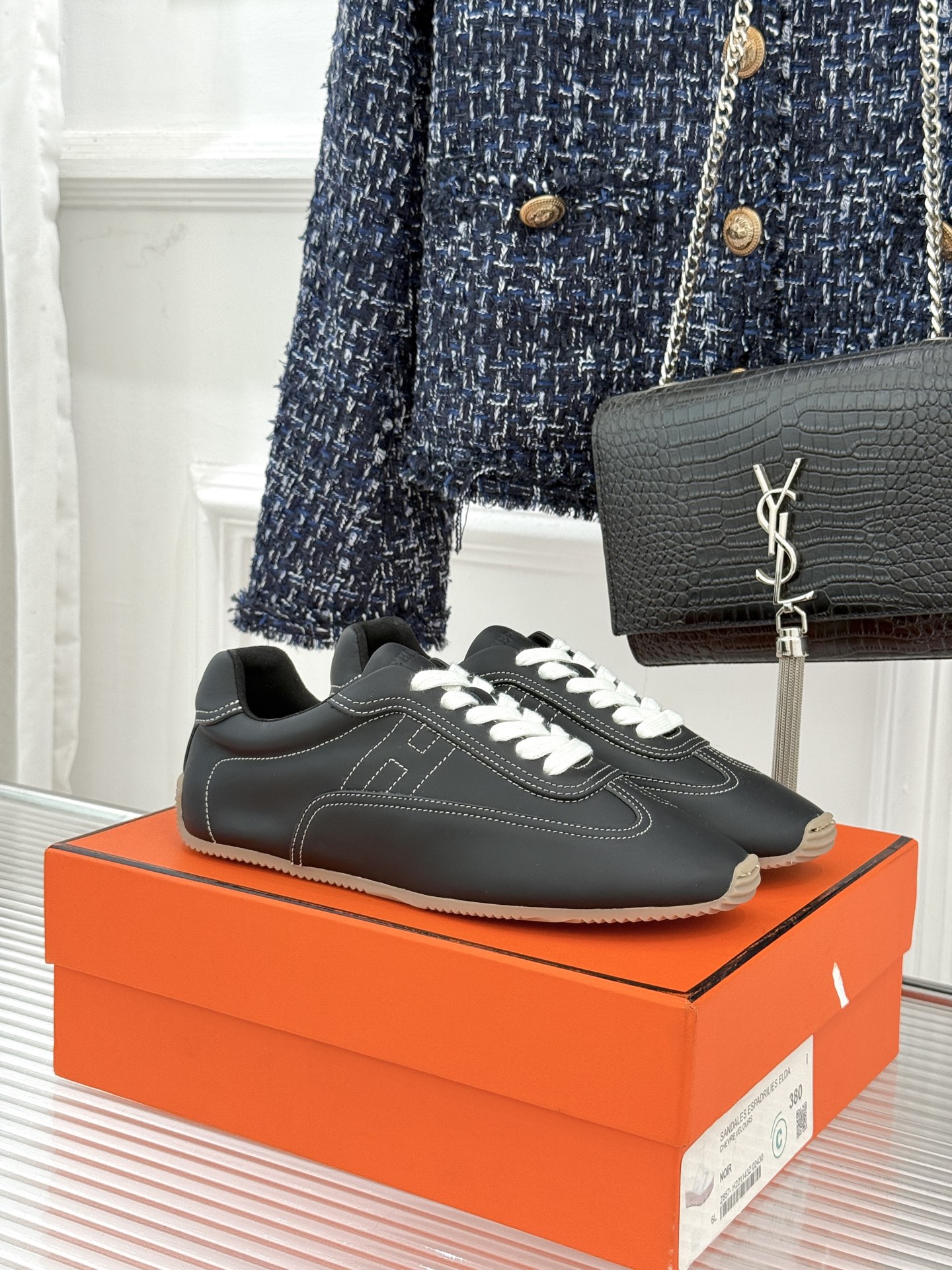 Hermès/爱马仕26WF早春新品H休闲德训鞋把法式奢华藏进日常松弛感里。标志性H标低调缀于鞋身纯手工