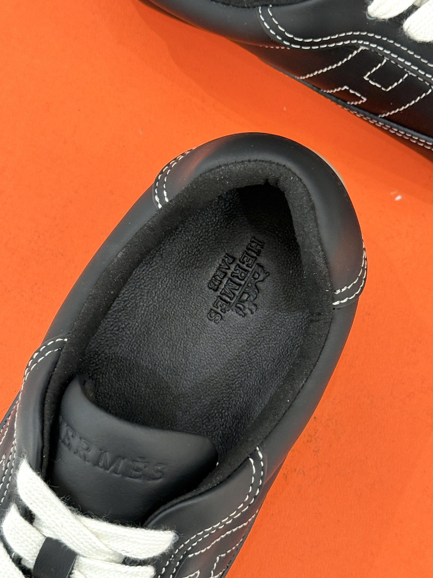 Hermès/爱马仕26WF早春新品H休闲德训鞋把法式奢华藏进日常松弛感里。标志性H标低调缀于鞋身纯手工