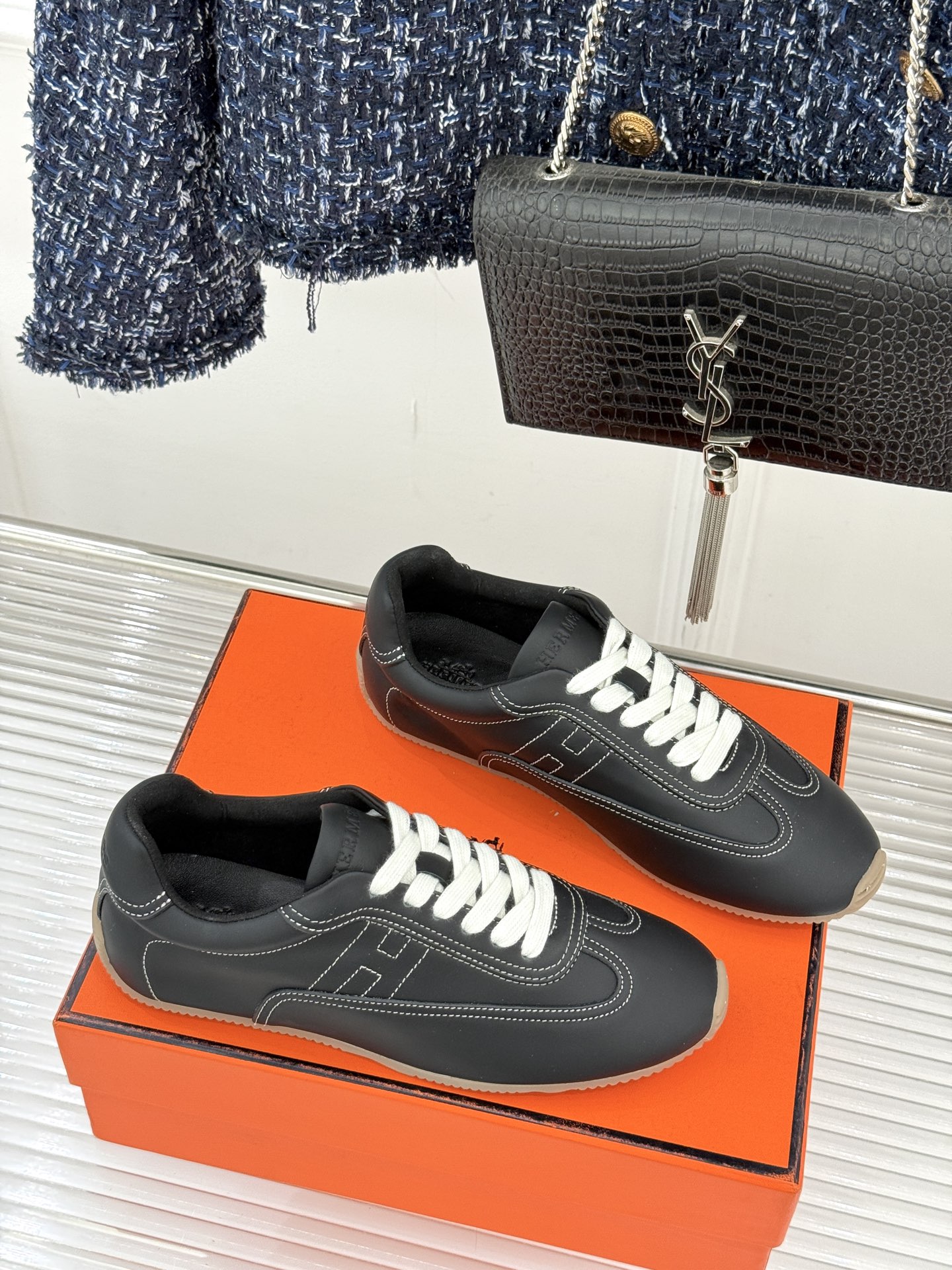 Hermès/爱马仕26WF早春新品H休闲德训鞋把法式奢华藏进日常松弛感里。标志性H标低调缀于鞋身纯手工