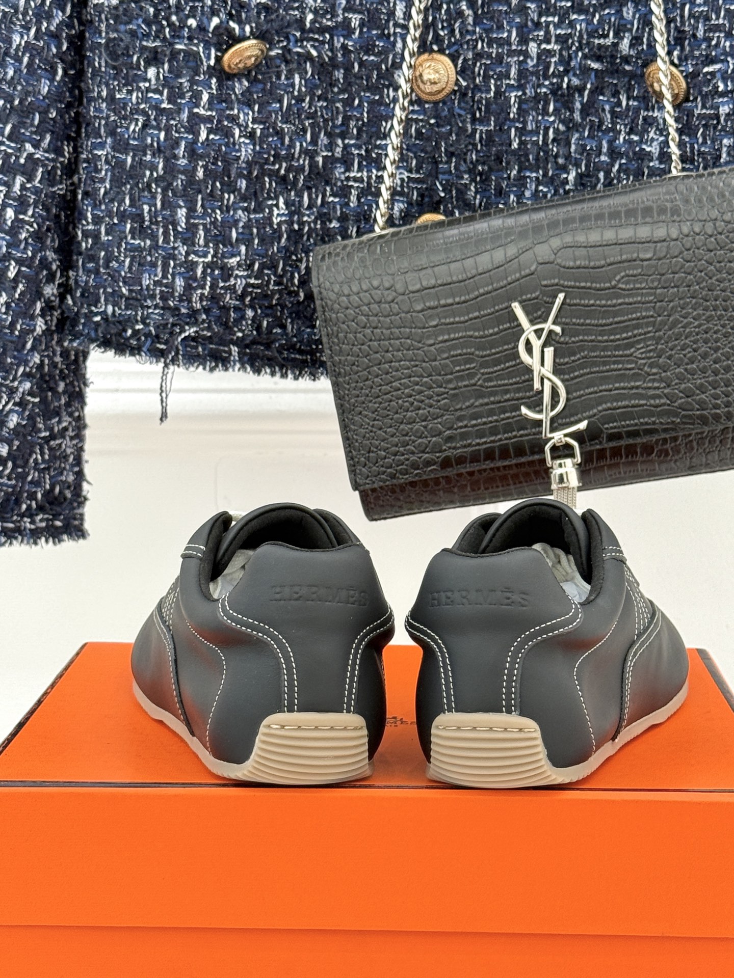 Hermès/爱马仕26WF早春新品H休闲德训鞋把法式奢华藏进日常松弛感里。标志性H标低调缀于鞋身纯手工