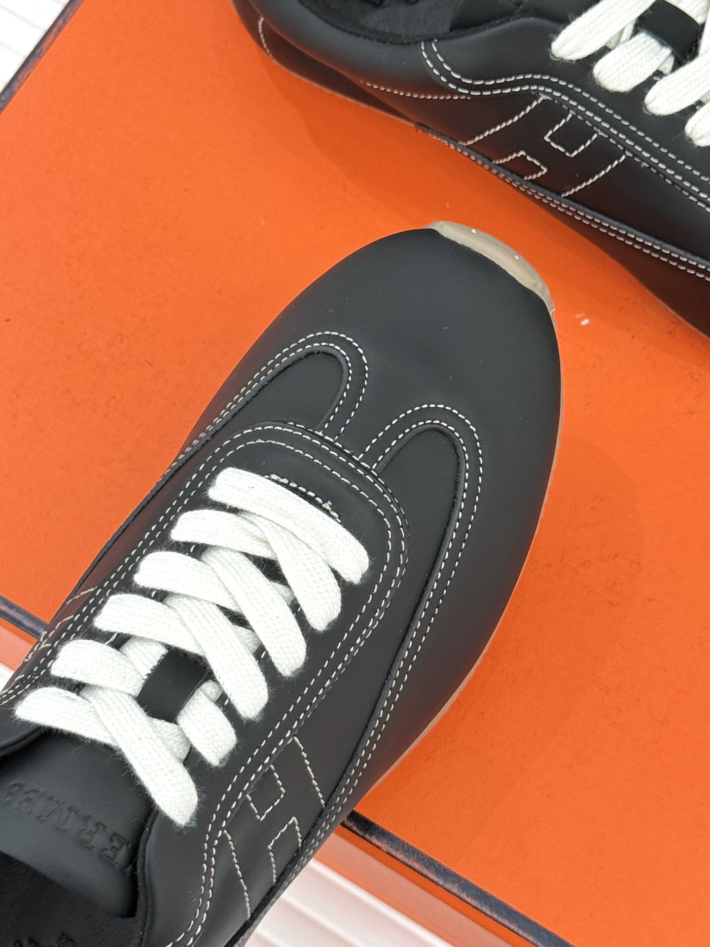 Hermès/爱马仕26WF早春新品H休闲德训鞋把法式奢华藏进日常松弛感里。标志性H标低调缀于鞋身纯手工