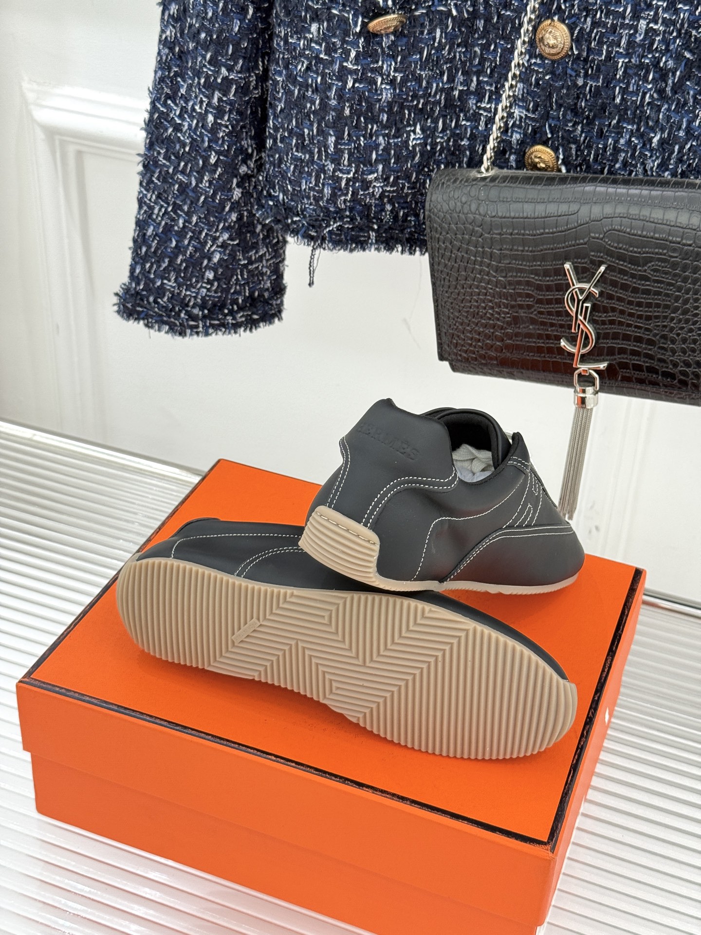 Hermès/爱马仕26WF早春新品H休闲德训鞋把法式奢华藏进日常松弛感里。标志性H标低调缀于鞋身纯手工