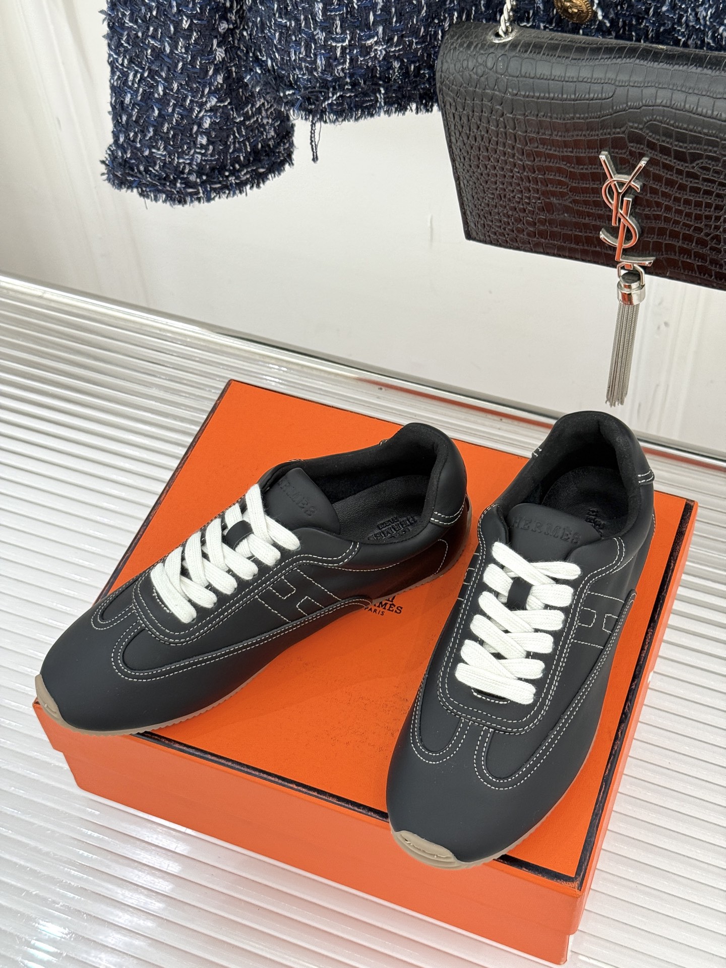 Hermès/爱马仕26WF早春新品H休闲德训鞋把法式奢华藏进日常松弛感里。标志性H标低调缀于鞋身纯手工