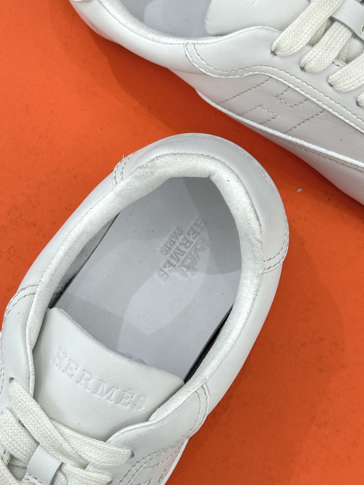 Hermès/爱马仕26WF早春新品H休闲德训鞋把法式奢华藏进日常松弛感里。标志性H标低调缀于鞋身纯手工