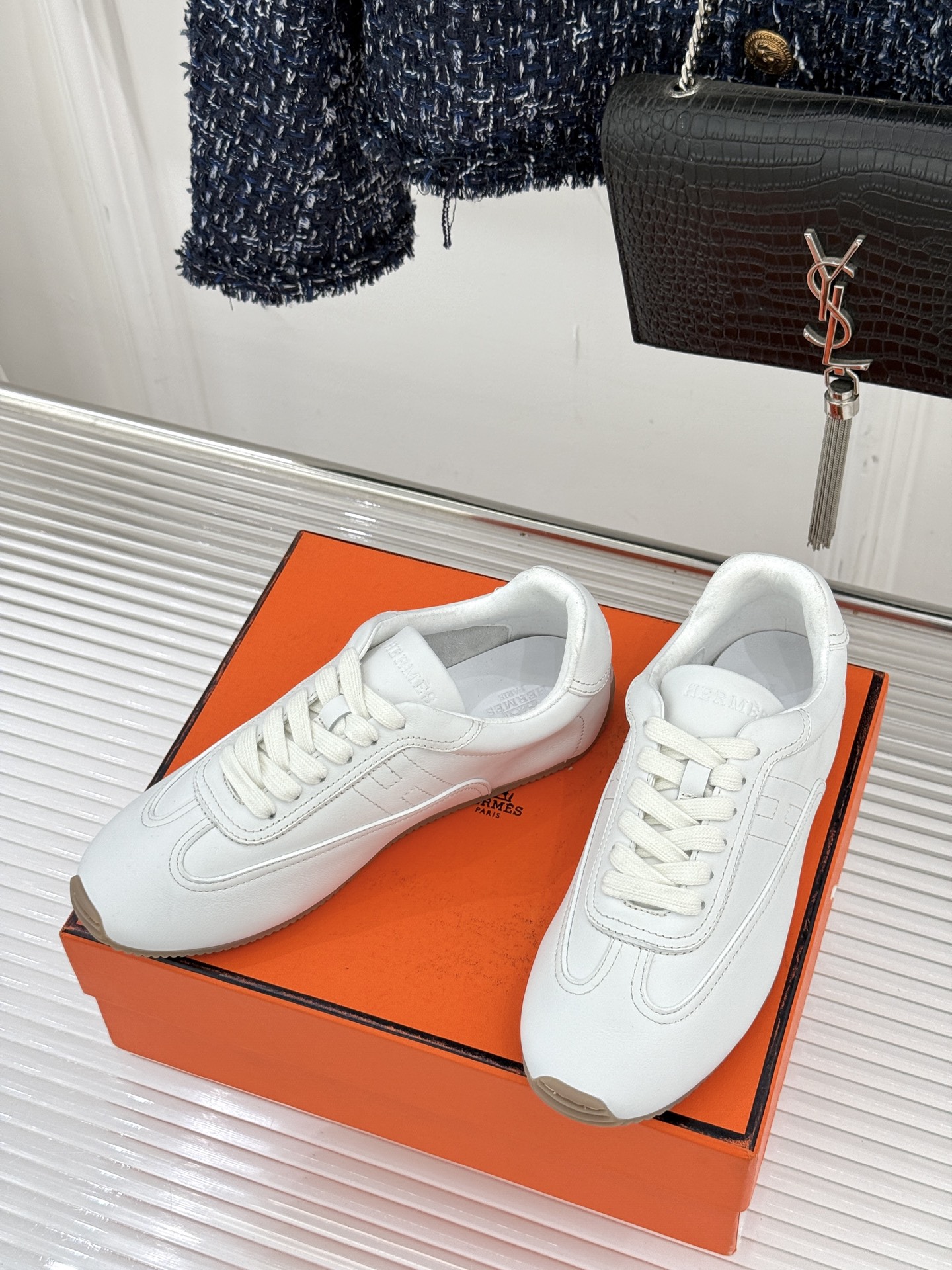 Hermès/爱马仕26WF早春新品H休闲德训鞋把法式奢华藏进日常松弛感里。标志性H标低调缀于鞋身纯手工