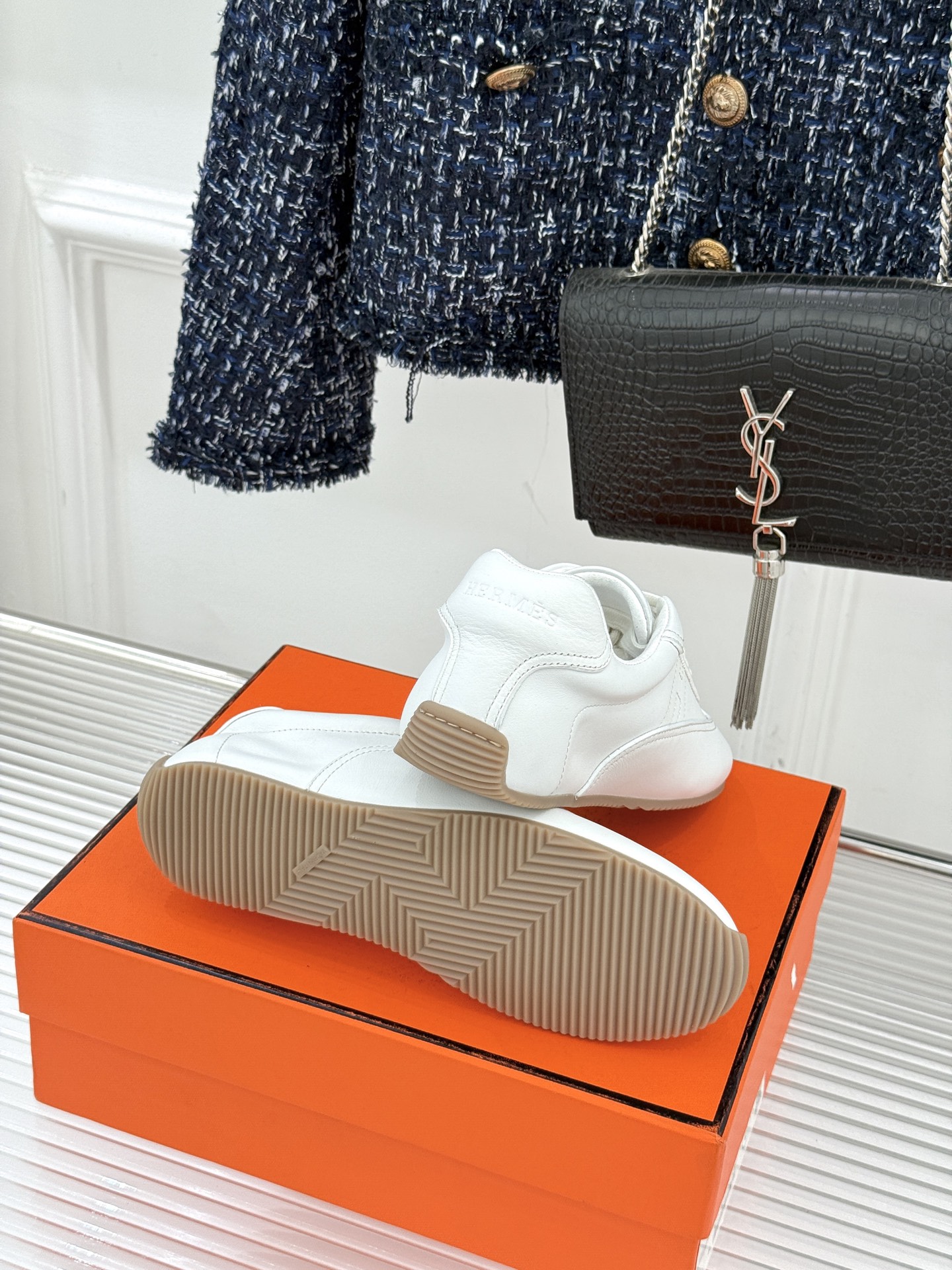 Hermès/爱马仕26WF早春新品H休闲德训鞋把法式奢华藏进日常松弛感里。标志性H标低调缀于鞋身纯手工