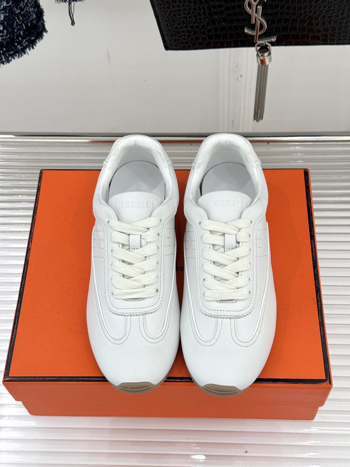 Hermès/爱马仕26WF早春新品H休闲德训鞋把法式奢华藏进日常松弛感里。标志性H标低调缀于鞋身纯手工