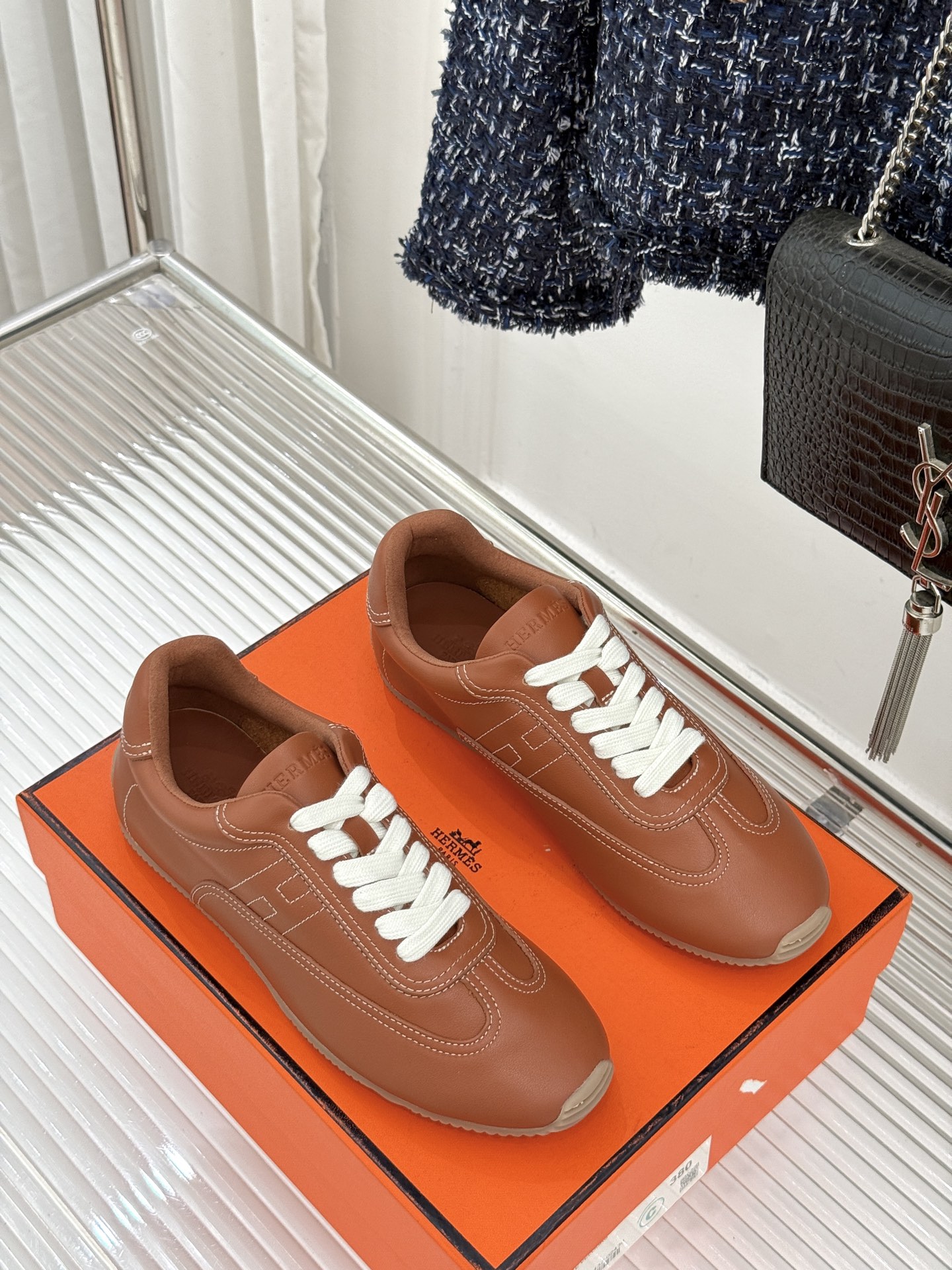 Hermès/爱马仕26WF早春新品H休闲德训鞋把法式奢华藏进日常松弛感里。标志性H标低调缀于鞋身纯手工